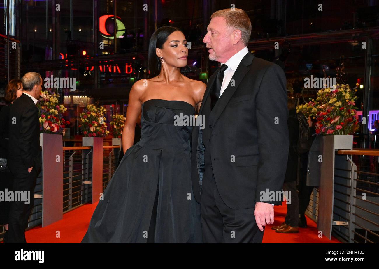 Berlino, Germania. 19th Feb, 2023. Boris Becker e il suo partner Lilian de Carvalho Monteiro sul tappeto rosso per il film 'disco Boy'. Il 73rd° Festival Internazionale del Cinema si svolge fino al 26 febbraio 2023. Credit: Jens Kalaene/dpa/Alamy Live News Foto Stock