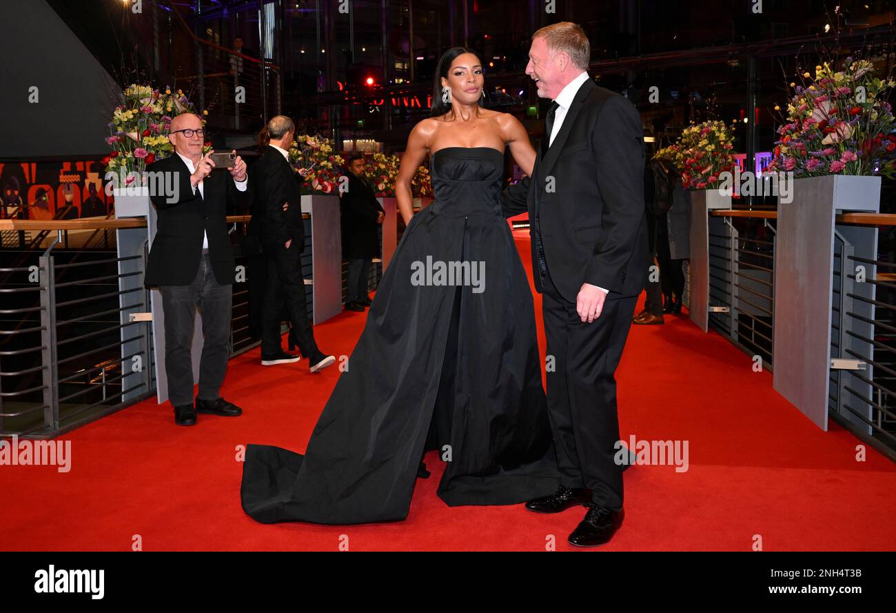 Berlino, Germania. 19th Feb, 2023. Boris Becker e il suo partner Lilian de Carvalho Monteiro sul tappeto rosso per il film 'disco Boy'. Il 73rd° Festival Internazionale del Cinema si svolge fino al 26 febbraio 2023. Credit: Jens Kalaene/dpa/Alamy Live News Foto Stock
