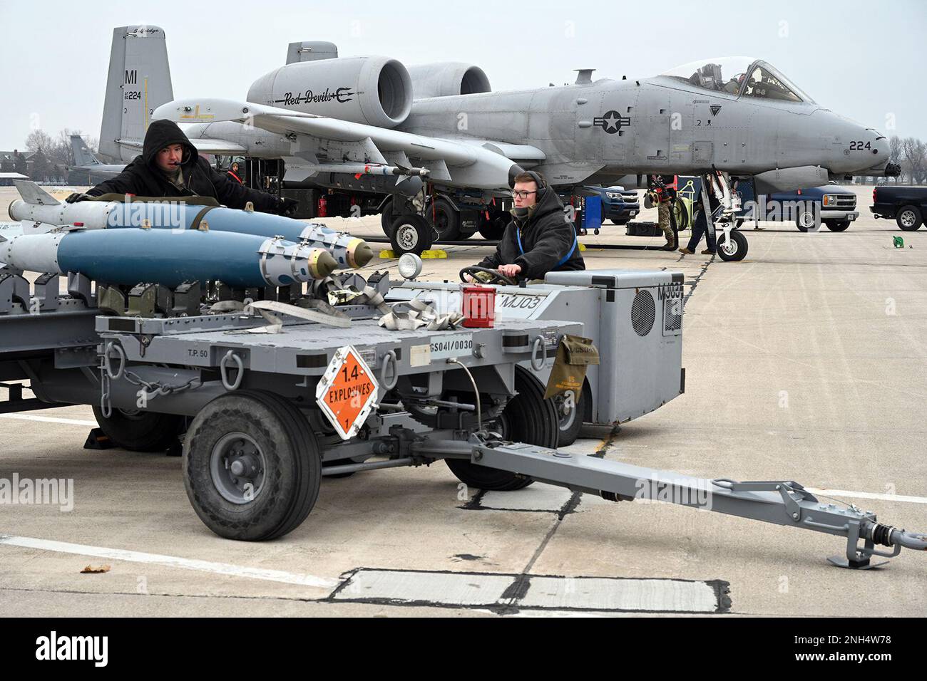 I militari del 127th Aircraft Maintenance Squadron, Selfridge Air National Guard base, Michigan, eseguono l'addestramento Agile Combat Employment (ACE) su un A-10 Thunderbolt II a Selfridge il 13 dicembre 2022. L'addestramento includeva le curve di combattimento integrate che consentono il riarmo e il rifornimento rapidi di un jet in corsa per ridurre il tempo di percorrenza dell'equipaggio e riportarlo rapidamente in aria nelle missioni di esecuzione e nelle operazioni di supporto. Foto Stock