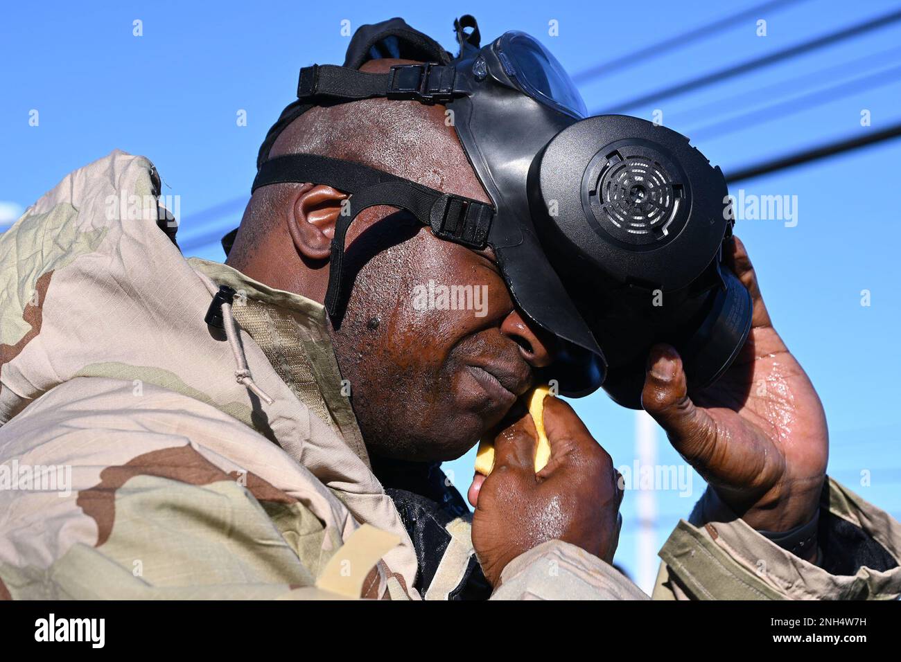 La Fort Dix CBRN School ha tenuto corsi di formazione per vari soldati di unità per la ASA Fort Dix CBRN Defense Course Class, 002-23. Questo corso è stato dal 4 dicembre al 16 dicembre 2023. Il corso comprende la formazione su una varietà di apparecchiature militari CBRN e comprende la formazione e la familiarizzazione con i dispositivi di protezione individuale (DPI), i dispositivi di respirazione autonomi (SCBA), le procedure di risposta di emergenza in transito, la pianificazione e la preparazione per le operazioni di ricognizione domestica, i principi fondamentali dei prodotti chimici/materiali tossici industriali (TIC/TIM), le procedure di campionamento e raccolta, l'interruzione della missione pr Foto Stock