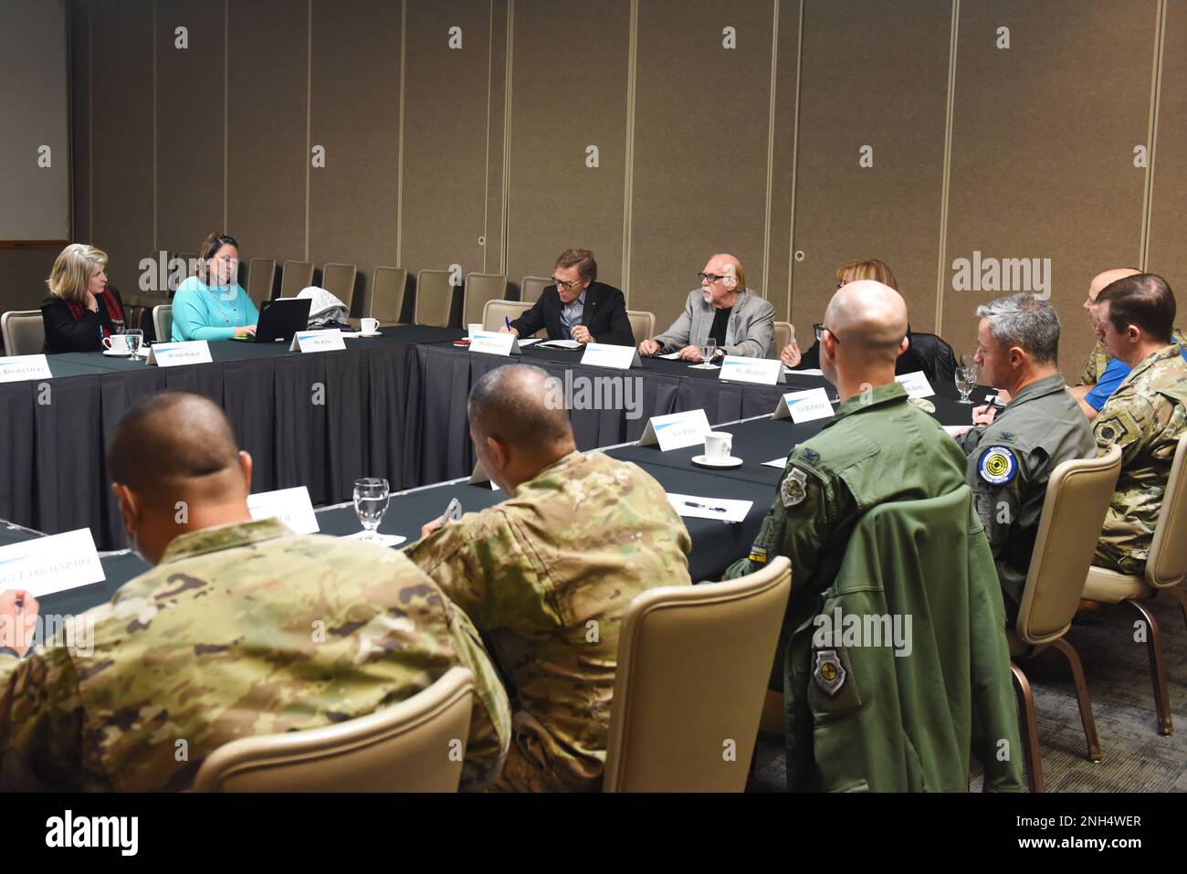 Il Comitato Esecutivo del Consiglio militare civile (CMC) per il Nevada meridionale ospita la sessione del Comitato Esecutivo del 4th° trimestre presso la base dell'aeronautica militare di Nellis, Nevada, 13 dicembre 2022. Ogni dicembre, il CMC riconosce gli eccezionali Airmen di Nellis che hanno assunto un ruolo attivo nella comunità e sono esempi dei valori fondamentali dell'aeronautica. Foto Stock