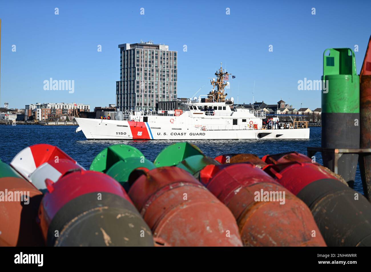 Il Cutter della Guardia Costiera William Chadwick (WPC-1150) transita attraverso il porto di Boston a Boston, Massachusetts, il 13 dicembre 2022. Il dispositivo di taglio a risposta rapida (FRC) di classe Sentinel è progettato per più missioni, tra cui l'interdizione di droga e migranti; porti, vie navigabili e sicurezza costiera; pattuglie di pesca; ricerca e salvataggio; e difesa nazionale. Foto Stock