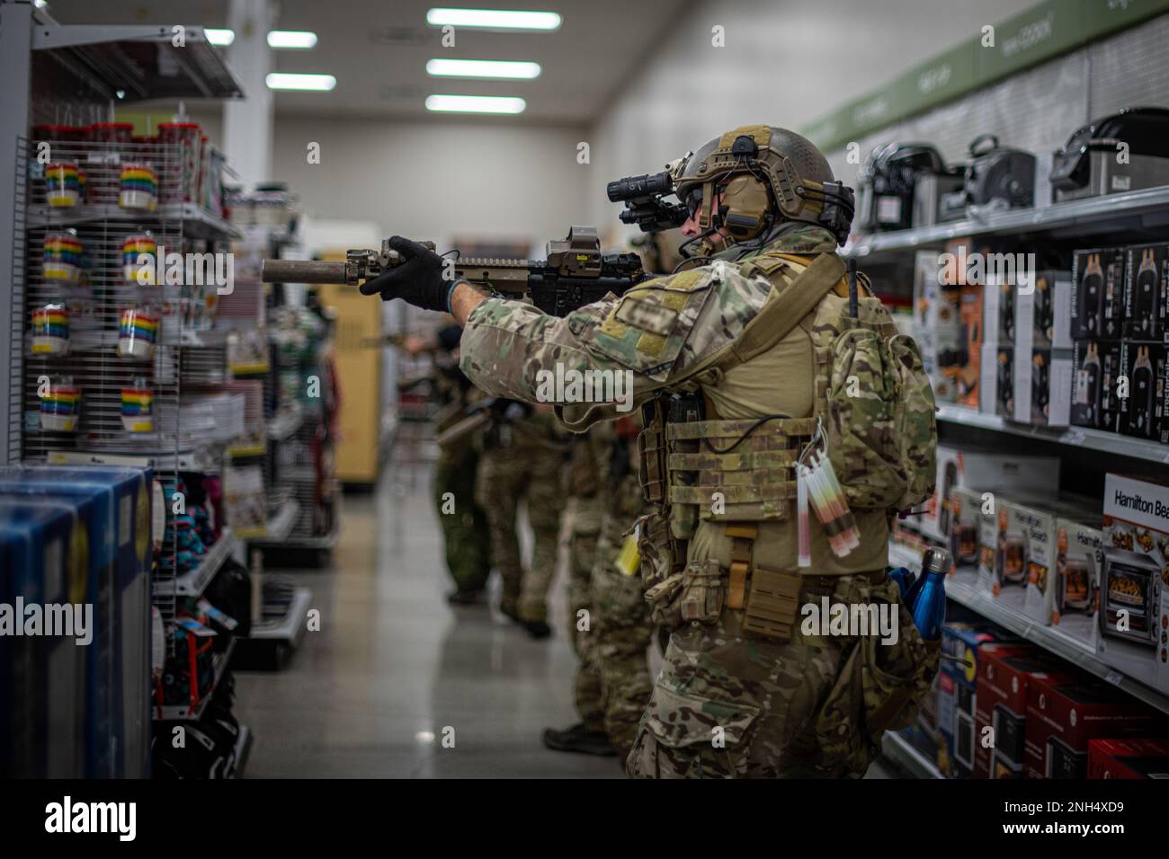 Un soldato assegnato a 1st battaglione, 1st Special Forces Group (Airborne), libera una navata durante un esercizio di sparatutto attivo su Kadena Air base, Giappone, 13 dicembre 2022. Durante l'esercizio, le forze congiunte sono state in grado di aumentare l'efficienza con le loro capacità di comunicazione, la manipolazione delle armi, le prestazioni sotto pressione e le procedure di compensazione delle stanze. Foto Stock