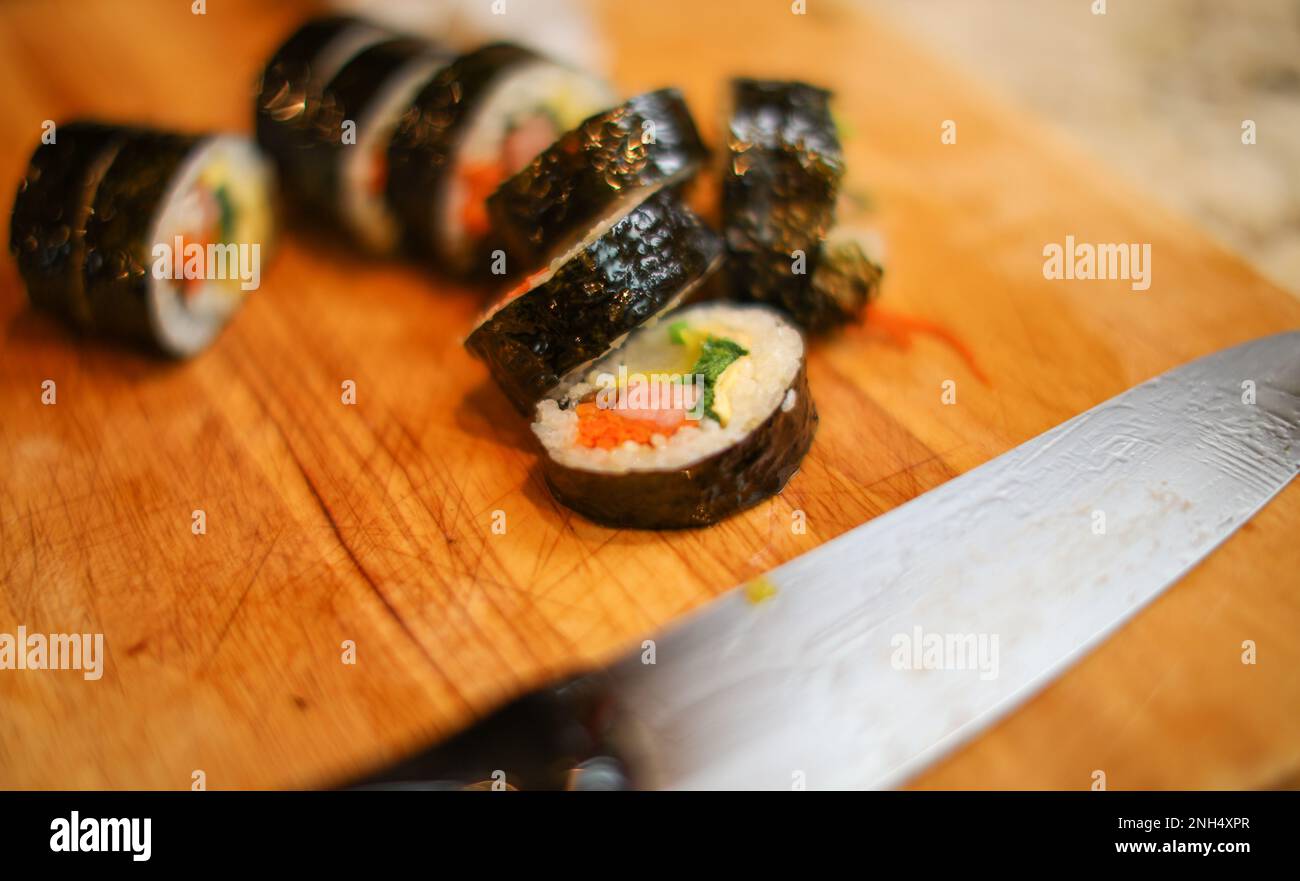 Tradizionale cibo coreano kimbap riso casalingo california roll Foto Stock