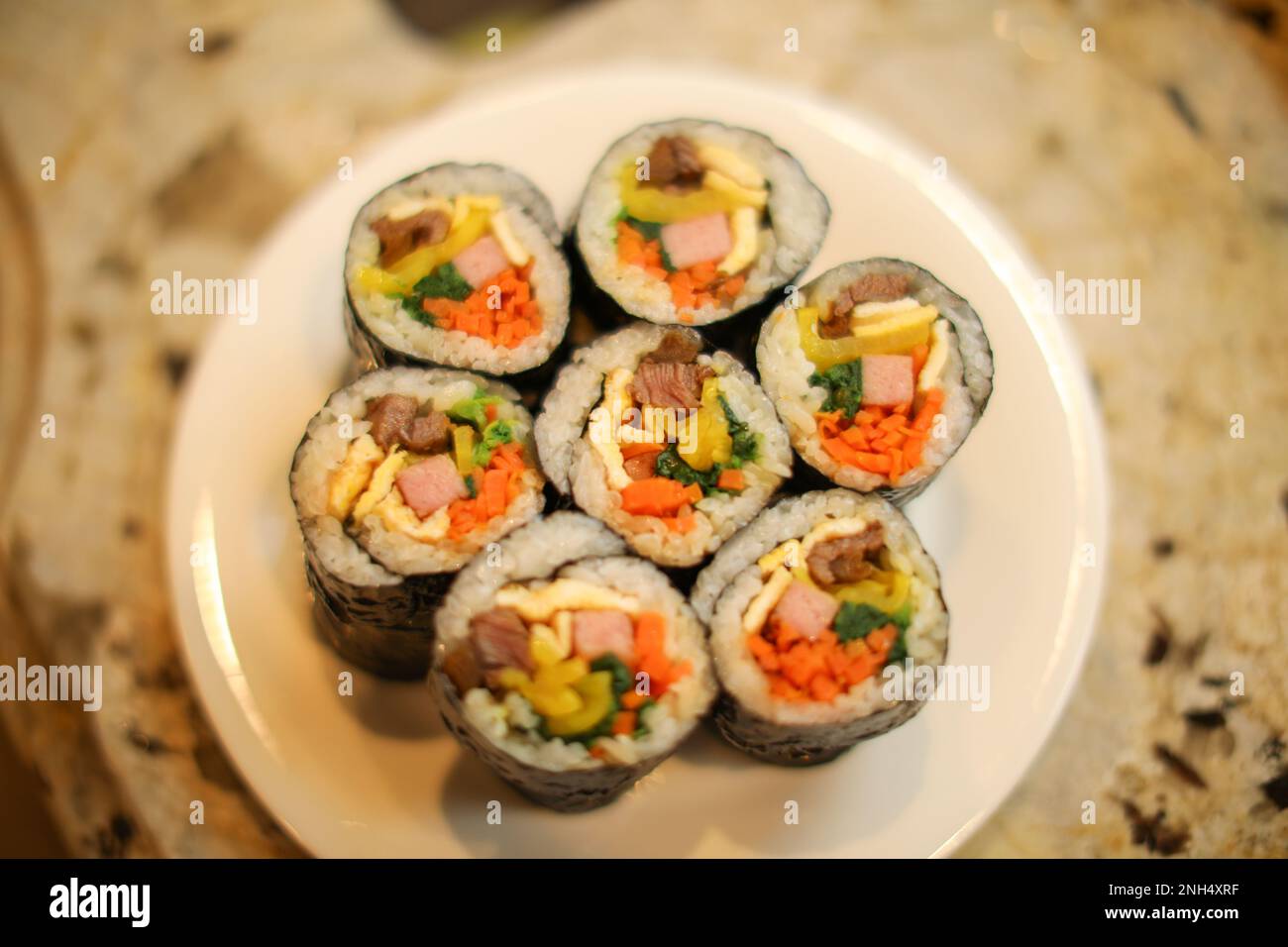 Tradizionale cibo coreano kimbap riso casalingo california roll Foto Stock