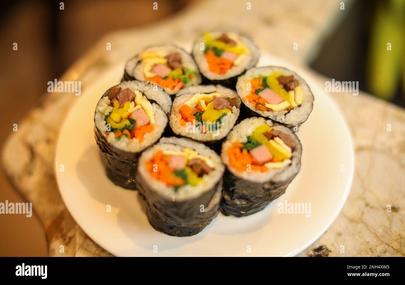Tradizionale cibo coreano kimbap riso casalingo california roll Foto Stock