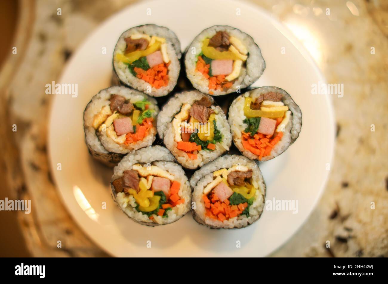 Tradizionale cibo coreano kimbap riso casalingo california roll Foto Stock
