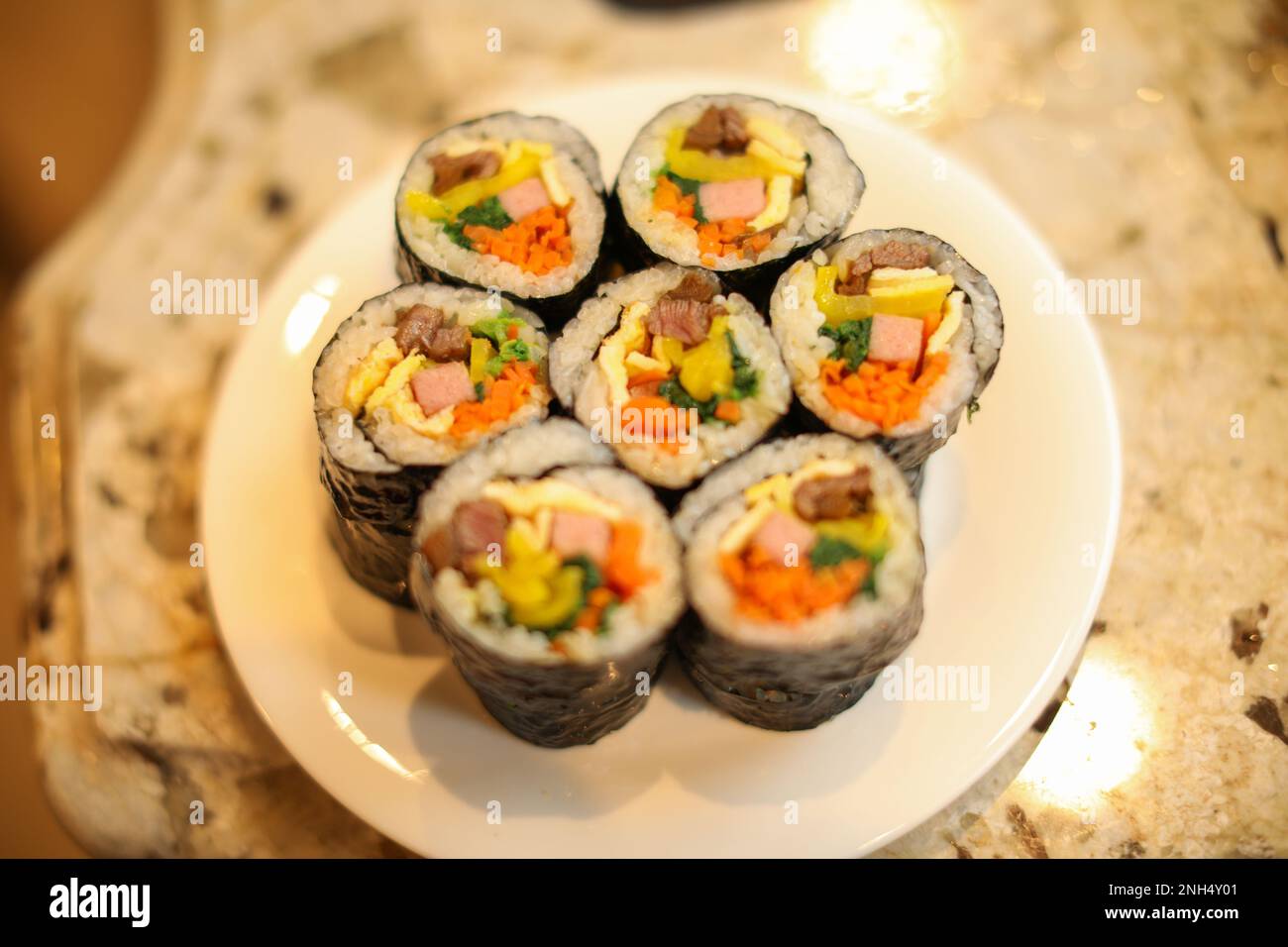 Tradizionale cibo coreano kimbap riso casalingo california roll Foto Stock