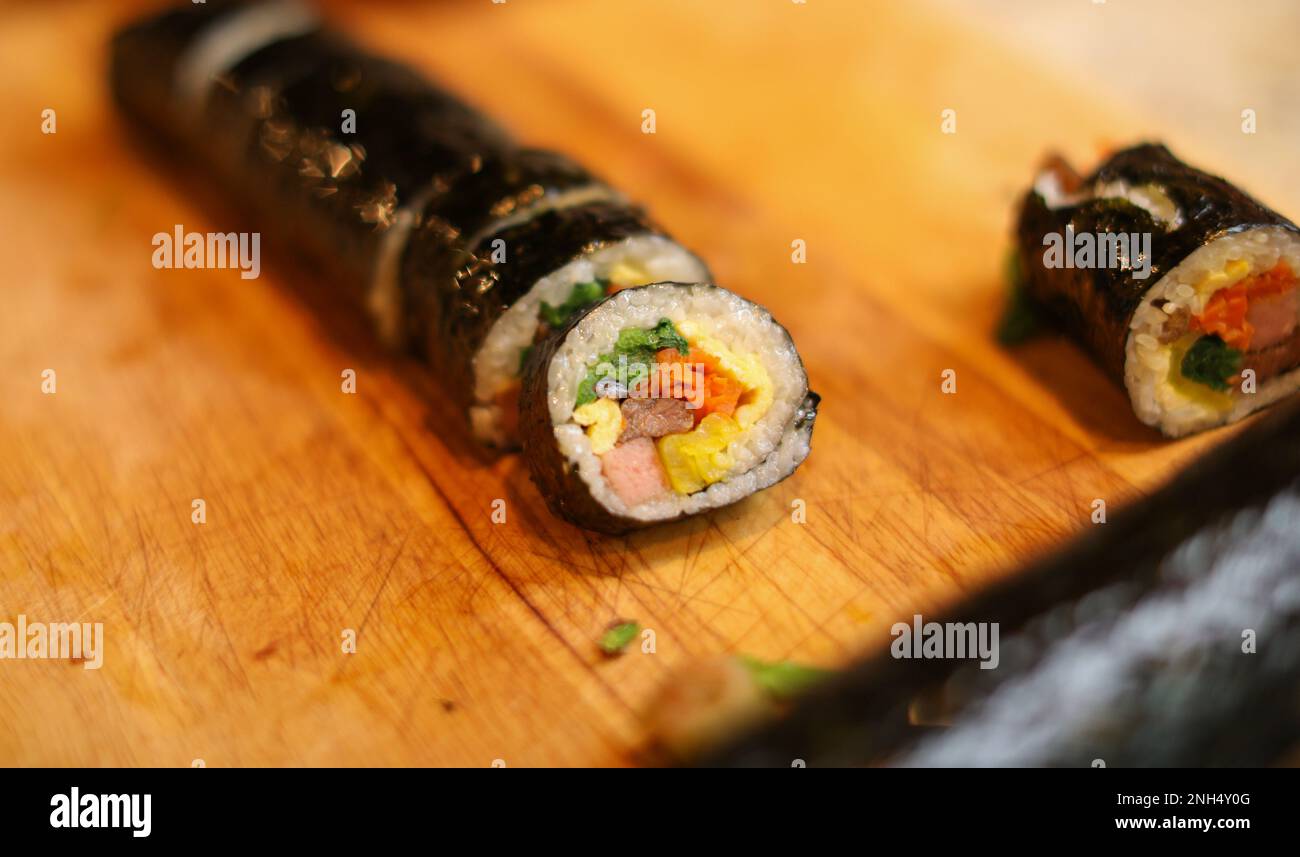 Tradizionale cibo coreano kimbap riso casalingo california roll Foto Stock