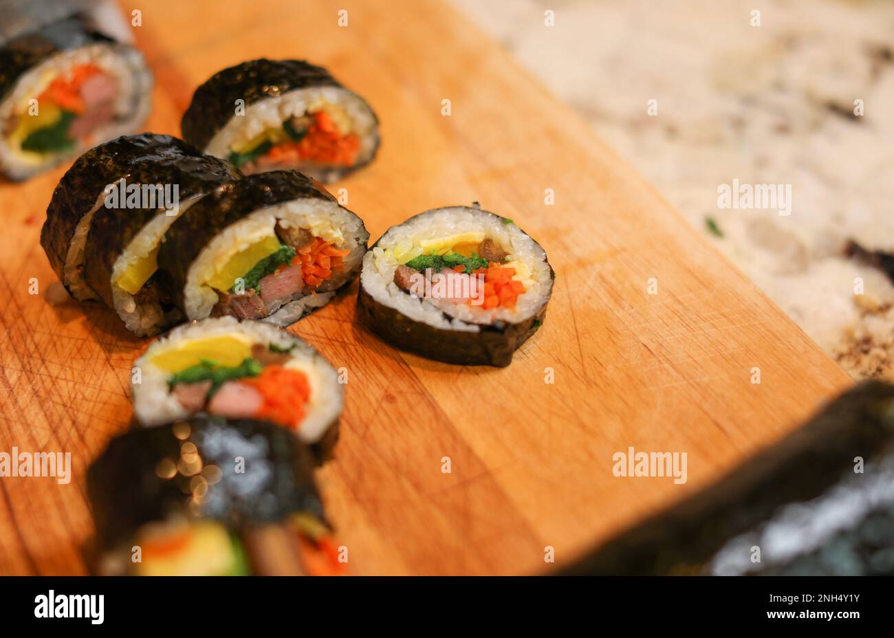 Tradizionale cibo coreano kimbap riso casalingo california roll Foto Stock