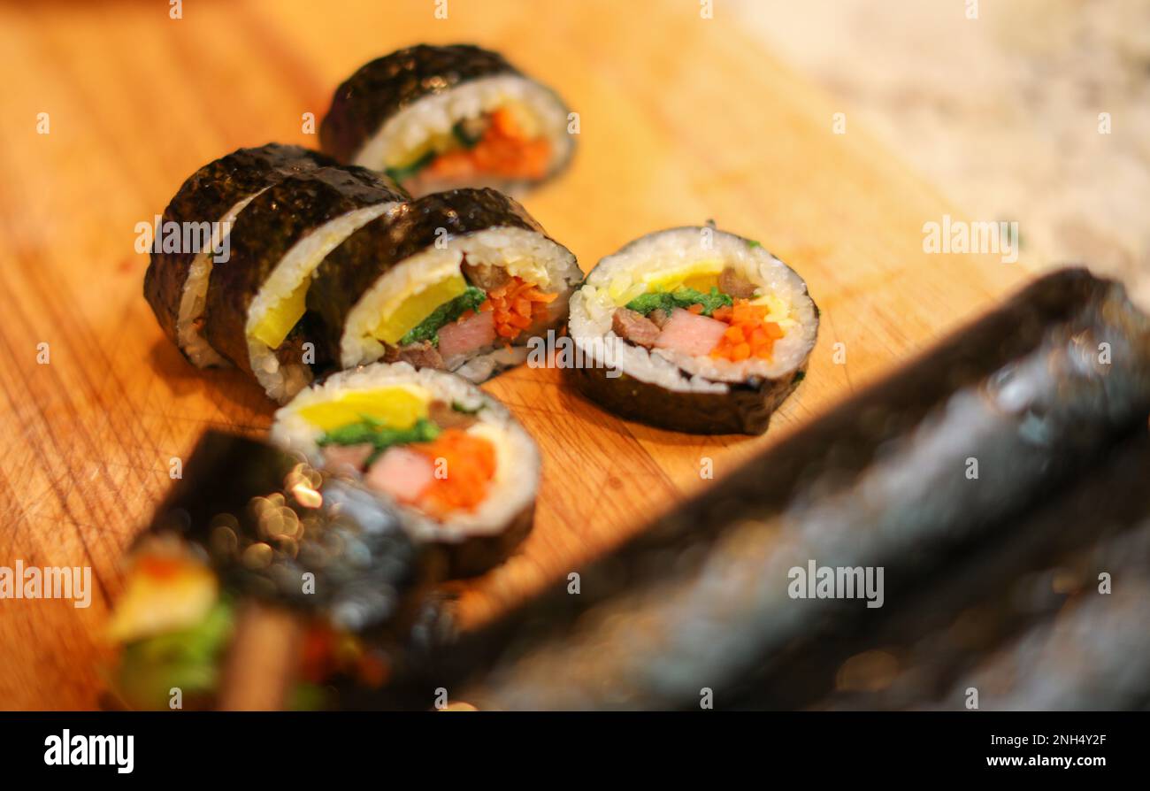 Tradizionale cibo coreano kimbap riso casalingo california roll Foto Stock