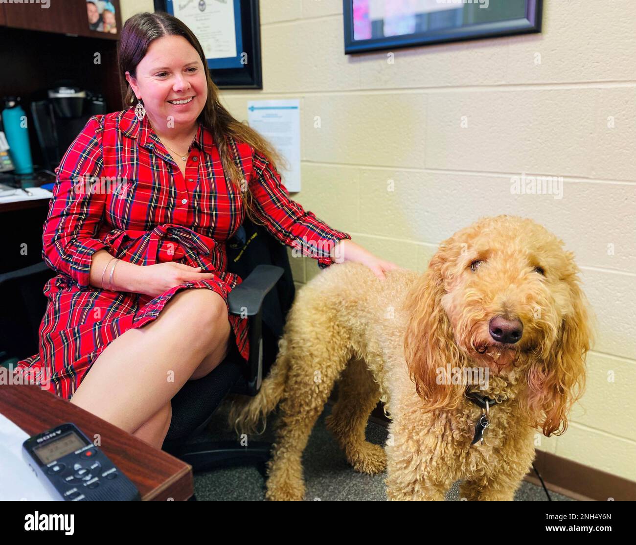 Army Cyber Protection Brigade VITTIMA AFFILATA Avvocato Wendy Sprools, animali domestici Rosie, il cane PER TERAPIA AFFILATA della brigata, nel forte ufficio CPB a Fort Gordon, Georgia Foto Stock