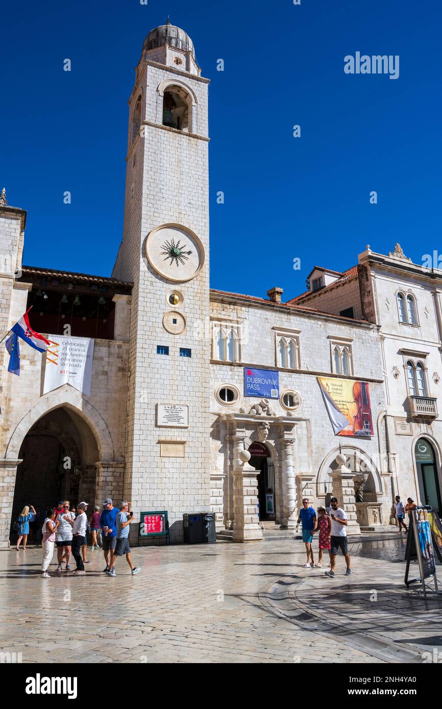 Torre dell'Orologio (Gradski zgonik) sulla piazza della Loggia, con la piccola fontana di Onofrio sulla destra, nel centro storico di Dubrovnik in Croazia Foto Stock