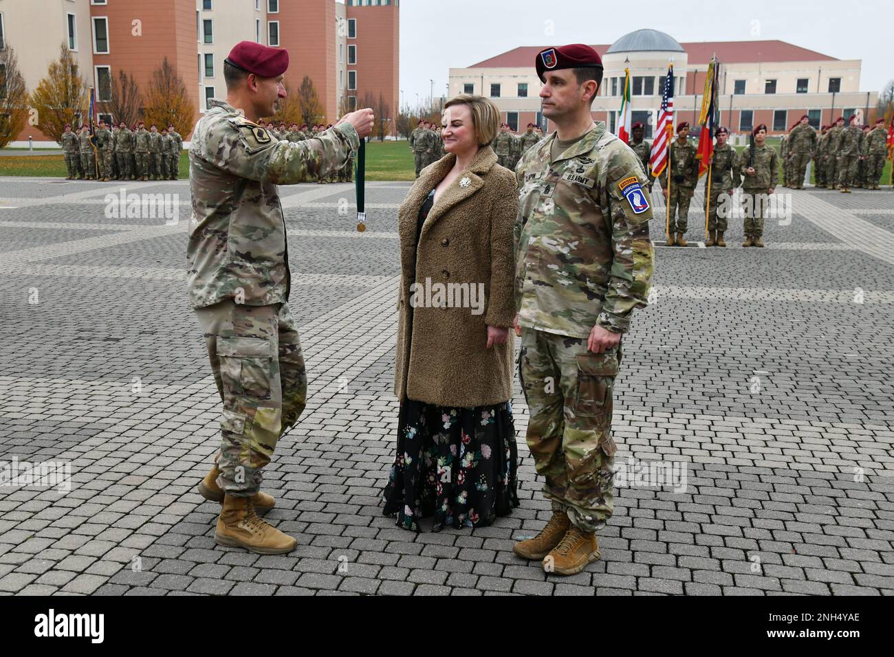 STATI UNITI Michael F. Kloepper, Comandante della Brigata aerea del 173rd, consegna la Medaglia di Commendazione del Servizio pubblico alla signora Jane Clapin prima della cerimonia di rinuncia alla responsabilità a Caserma del DIN a Vicenza, 14 dicembre 2022. La Brigata Airborne 173rd è la U.S.A. Forza di risposta di contingenza dell'esercito in Europa, capace di proiettare le forze pronte dovunque negli Stati Uniti Aree di responsabilità dei comandi europei, africani o centrali. Foto Stock