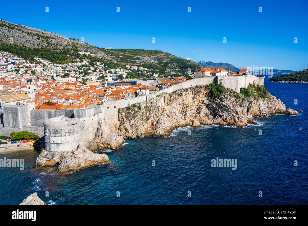 Forte Bokar e parte sud-occidentale delle mura della città, con i tetti di tegole rosse dietro, nella città vecchia di Dubrovnik in Croazia Foto Stock
