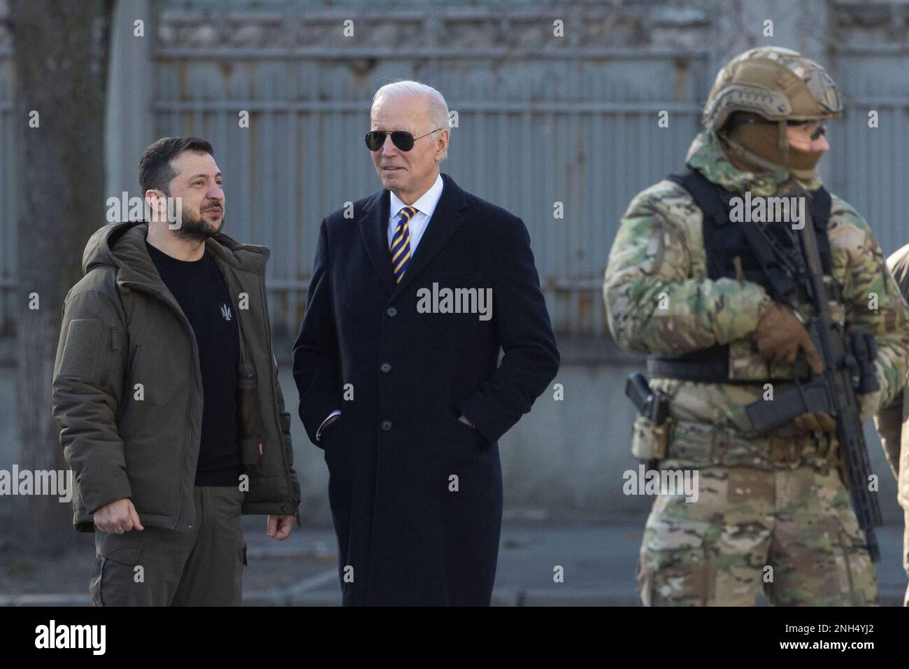 Kiev, Ucraina. 20th Feb, 2023. STATI UNITI Il presidente Joe Biden, a destra, e il presidente ucraino Volodymyr Zelenskyy, a sinistra, chiacchiera durante la presentazione di una targa che onora Biden sulla passeggiata dei coraggiosi in Piazza della Costituzione, 20 febbraio 2023 a Kyiv, Ucraina. Biden si è fermato a Kiev in una visita non annunciata per rinnovare il sostegno americano all'Ucraina. Credit: Adam Schultz/White House Photo/Alamy Live News Foto Stock