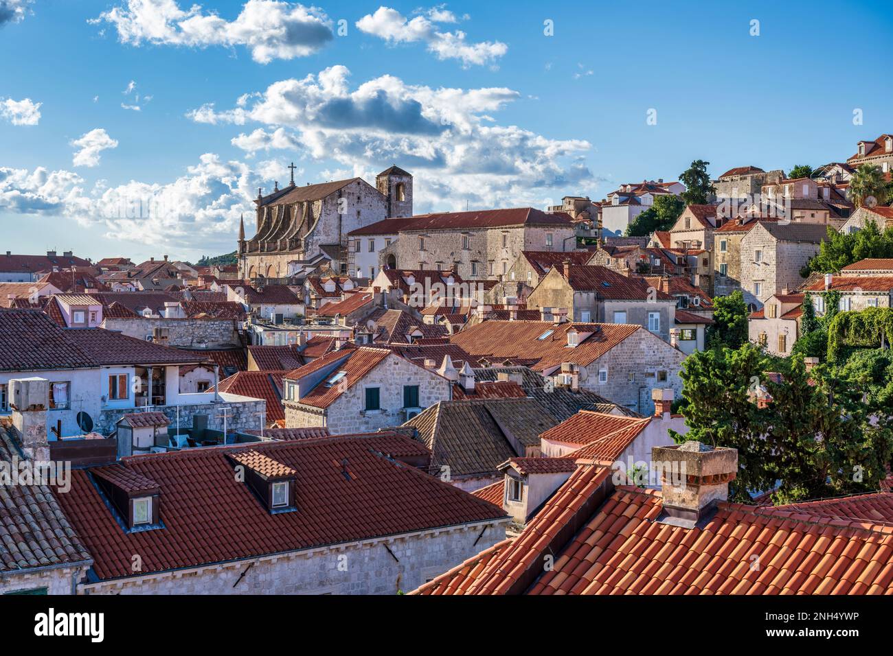 Vista sui tetti di tegole rosse verso la Chiesa di St Ignazio (Chiesa gesuita) nel centro storico di Dubrovnik in Croazia Foto Stock