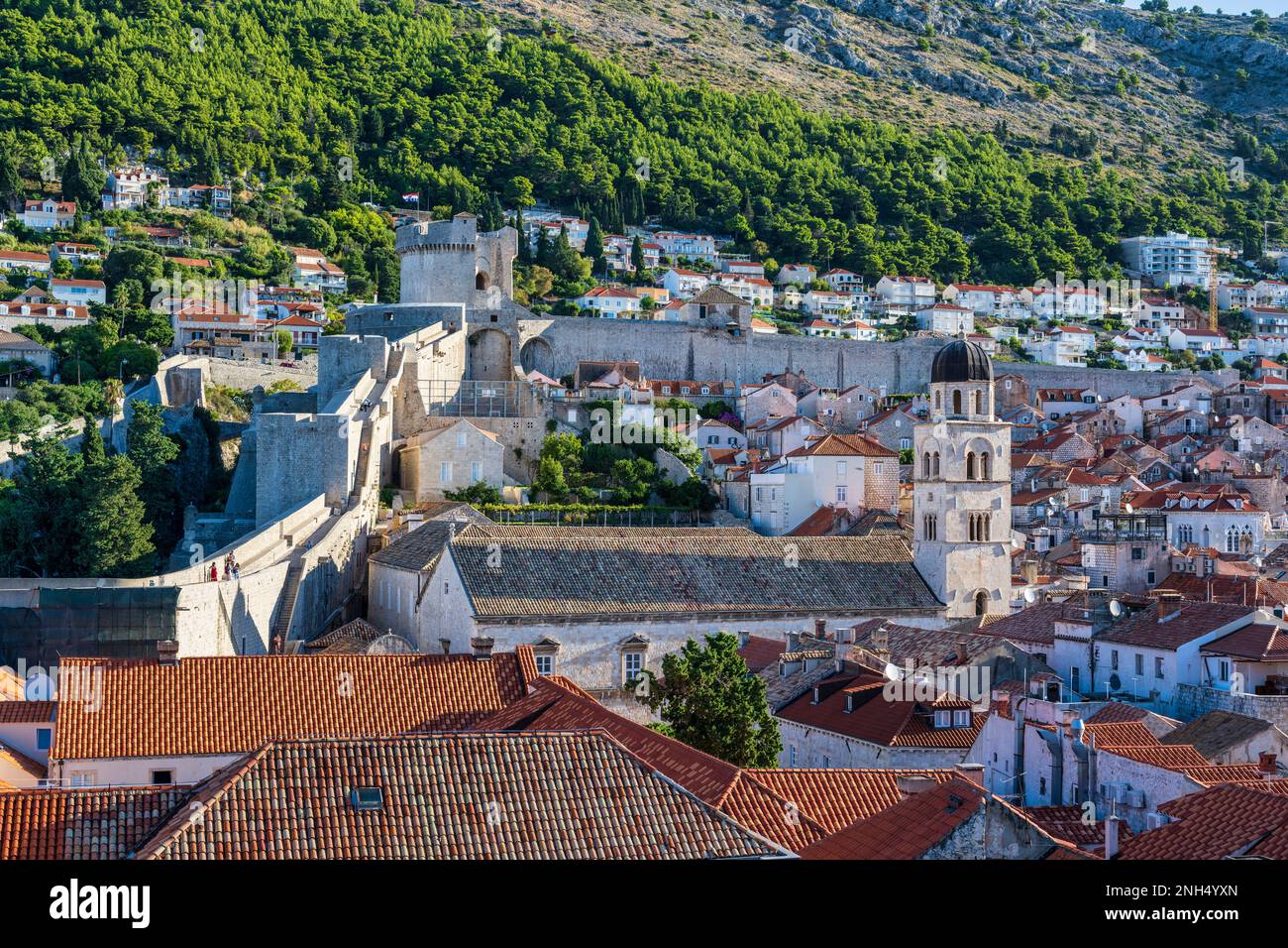 Vista sui tetti di tegole rosse fino alla Torre Minčeta, con il campanile della Chiesa francescana a breve distanza, nella città vecchia di Dubrovnik in Croazia Foto Stock