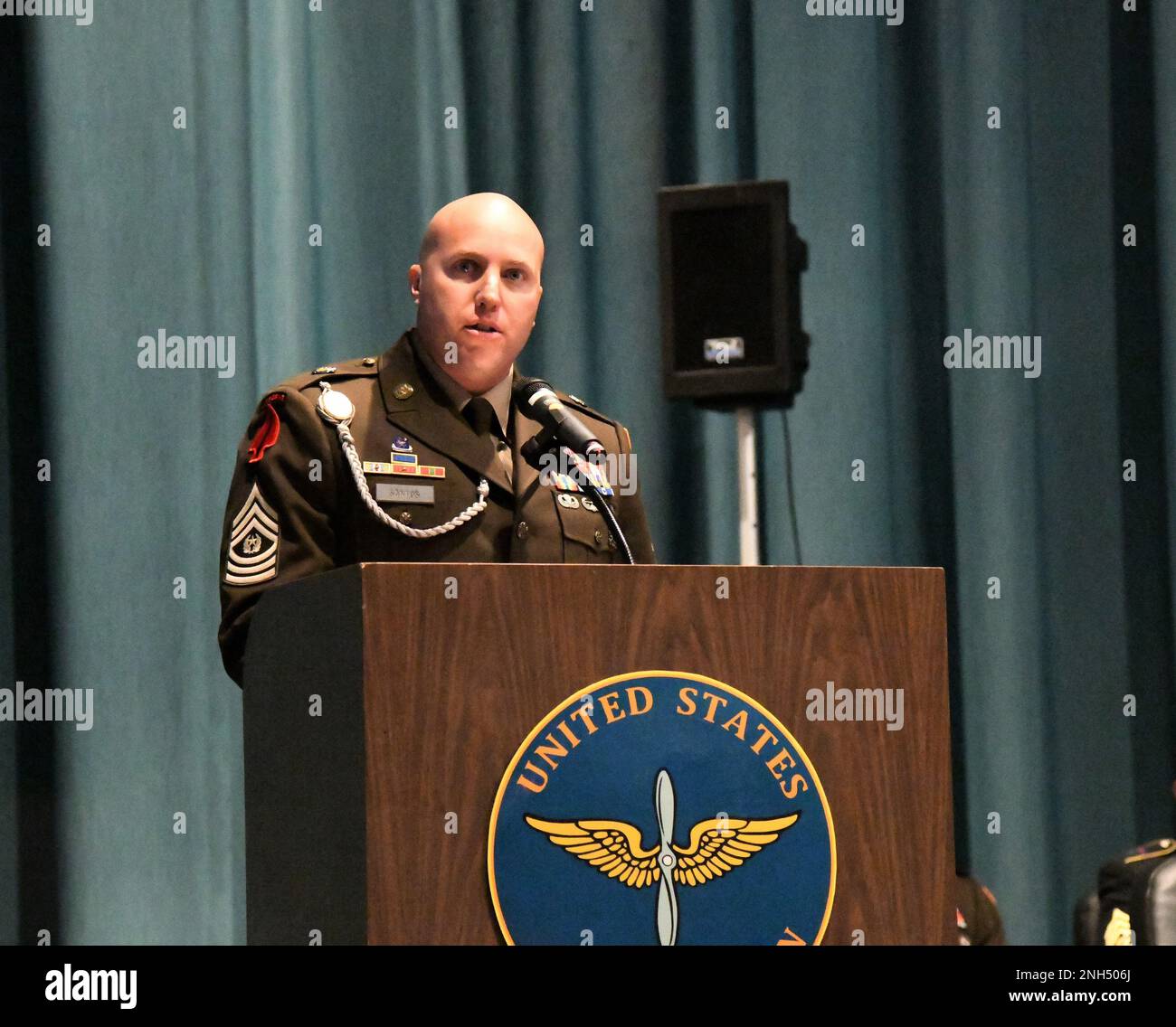 Julio T. Santos, 110th Brigata dell'Aviazione, parla durante la cerimonia di orientamento del 110th ufficiale non commissionato della Brigata dell'Aviazione a Fort Rucker, Alabama, 14 dicembre 2022. Foto Stock