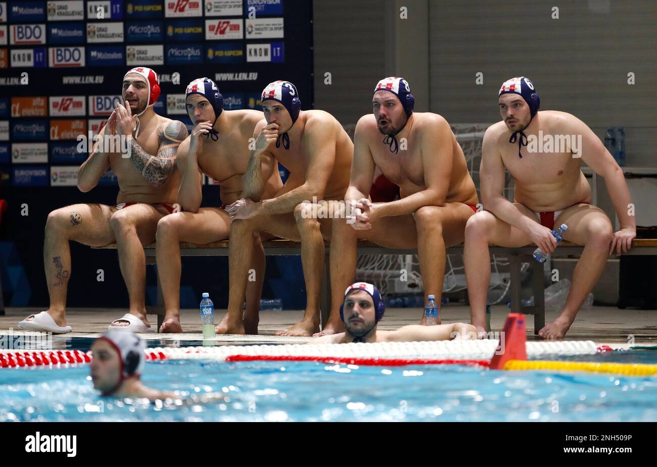 Belgrado, Serbia, 18 febbraio 2023. Konstantinos Gouvis di Olympiacos Pireo, Andro Buslje di Olympiacos Pireo. Marton Vamos di Olympiacos Pireo, Nikolaos Gkillas di Olympiacos Pireo guardando la partita dalla panchina durante la partita LEN Men's Water Polo Champions League tra VK Radnicki vs Olympiacos a Gradski BAZENI a Kragujevac, Serbia. Febbraio 18, 2023. Credito: Nikola Krstic/Alamy Foto Stock