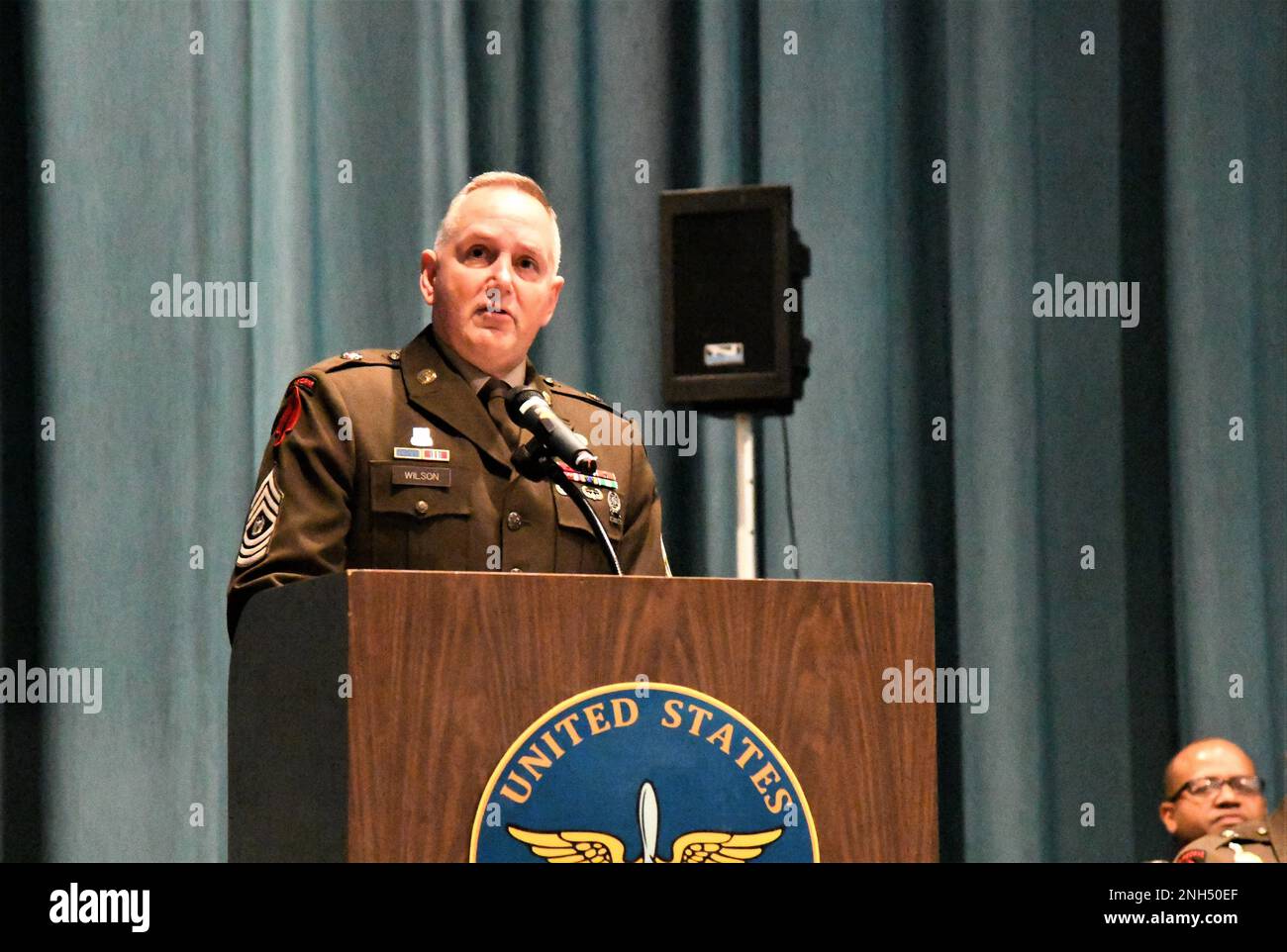 James D. Wilson, comandante di ramo dell'aviazione militare Major, parla durante la cerimonia di investitura del 110th Aviation Brigade Noncommissioned Officer a Fort Rucker, Alabama, 14 dicembre 2022. Foto Stock