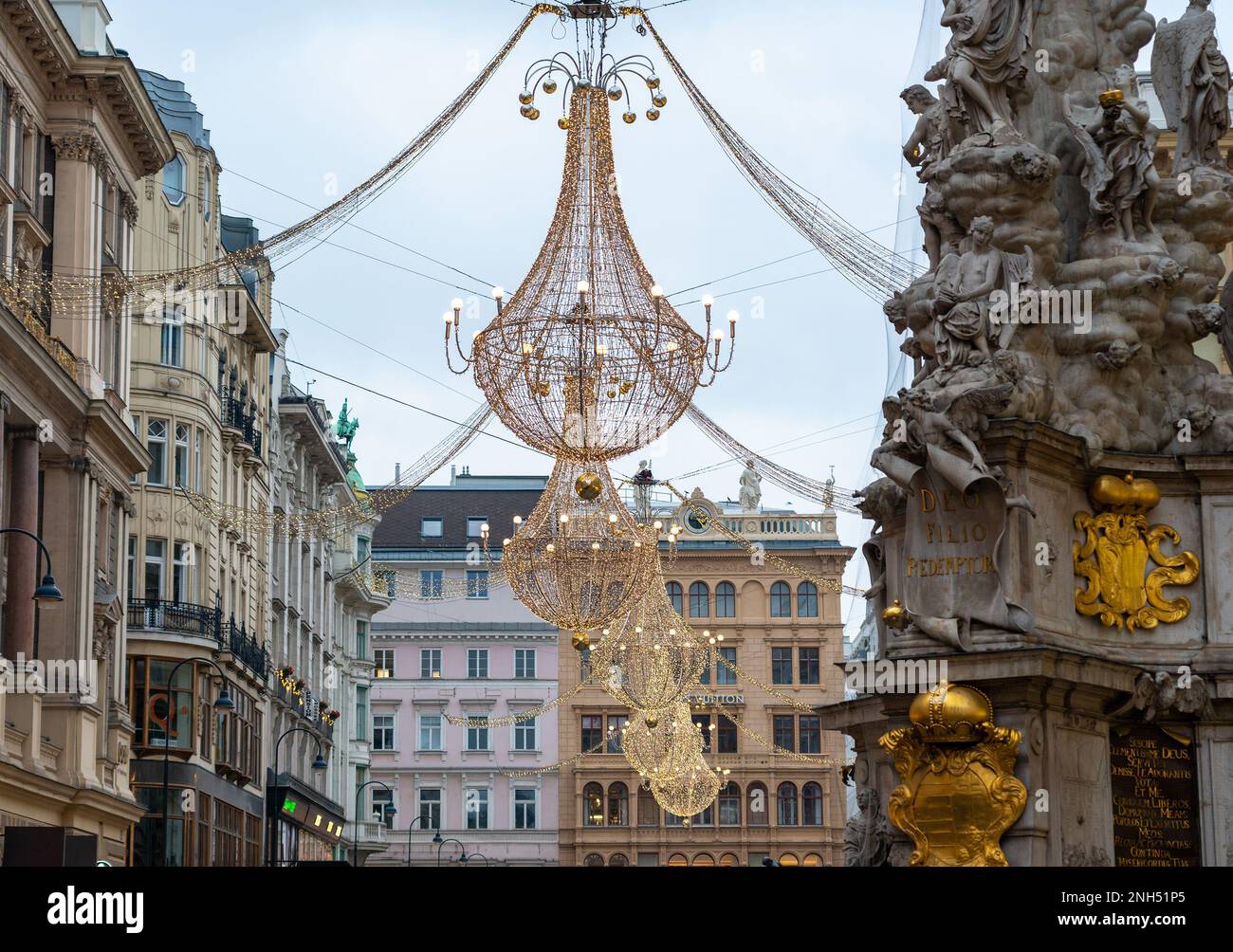 La famosa via principale Graben di Vienna è decorata per la stagione natalizia Foto Stock