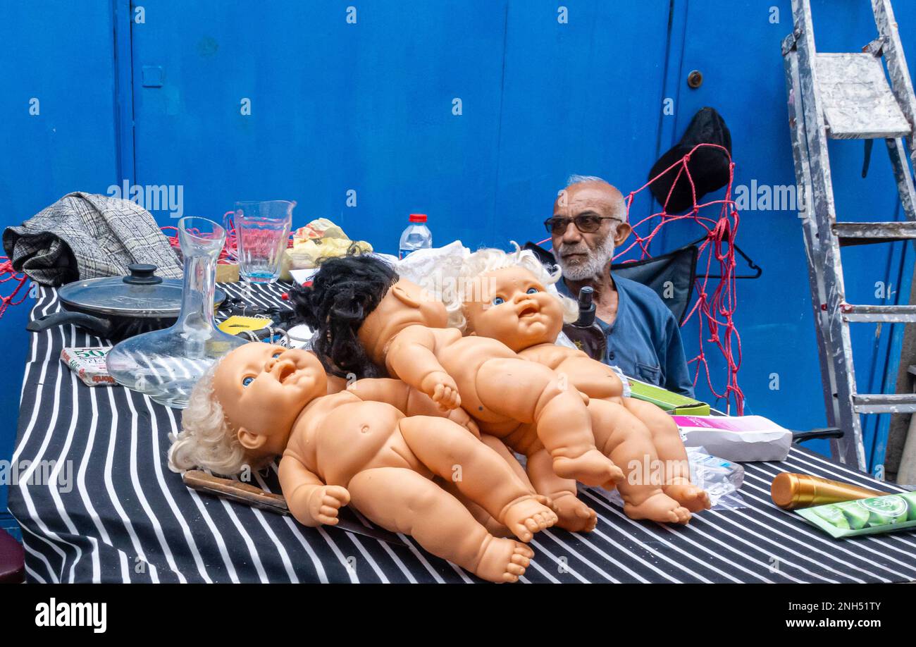 Bambole vendute presso lo stand del mercato di strada a Dolapdere Beyoğlu Istanbul Turchia Foto Stock