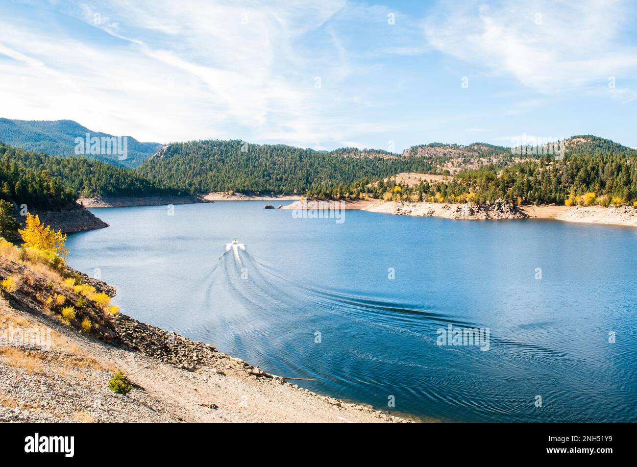 Barca che guida attraverso Gross Reservoir, Colorado Foto Stock