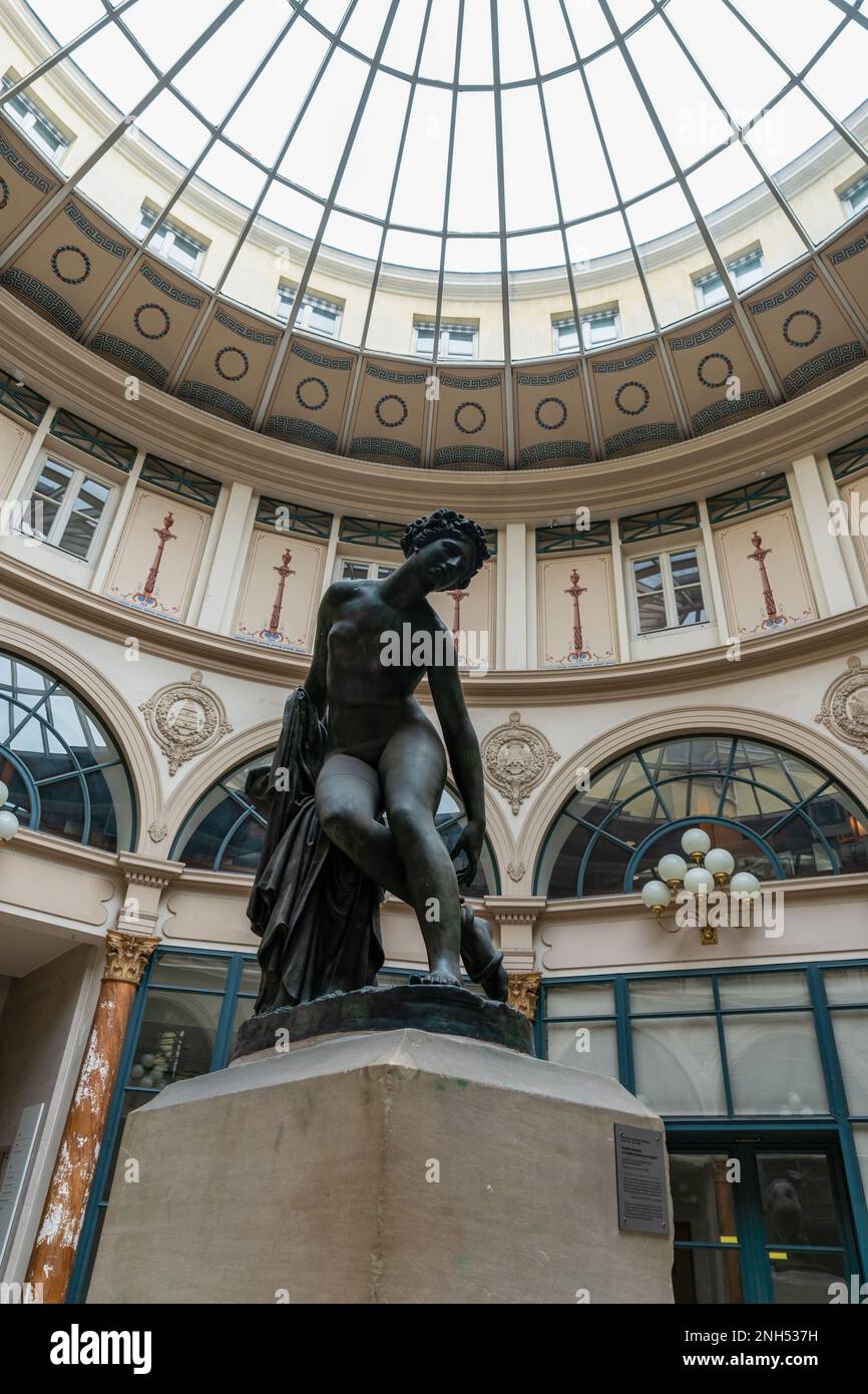 Statua morente Eurydice nella Galleria Colbert a Parigi, Francia Foto Stock