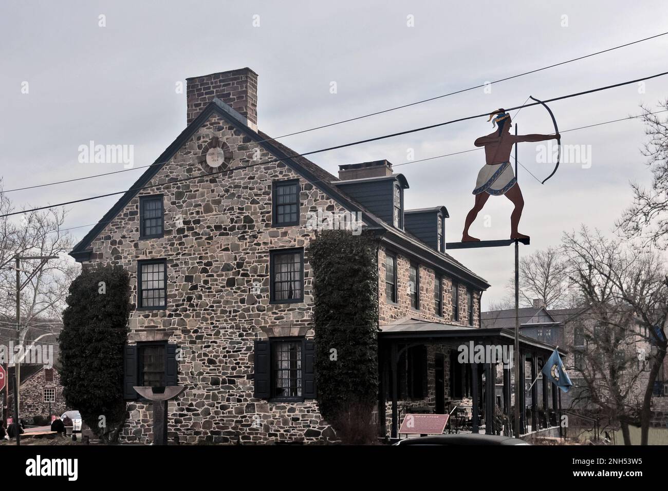 Tiro indiano da un arco come decorazione di un edificio. New Hope-America's Favorite Towns by Travel + Leisure. Pennsylvania, Stati Uniti Foto Stock
