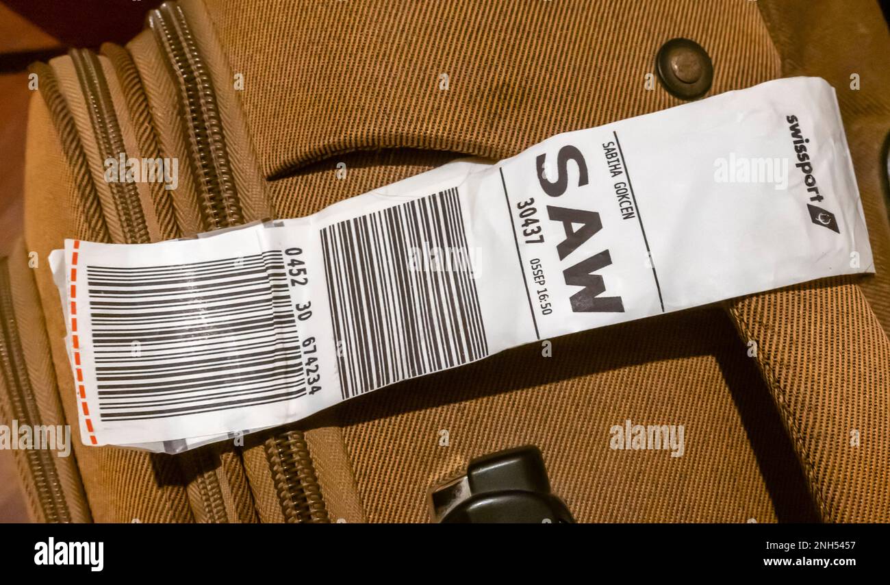 Una valigia con un'etichetta bagaglio della compagnia aerea mostra il codice aeroportuale di tre lettere per L'Aeroporto Internazionale SAW-Sabiha Gokcen Foto Stock