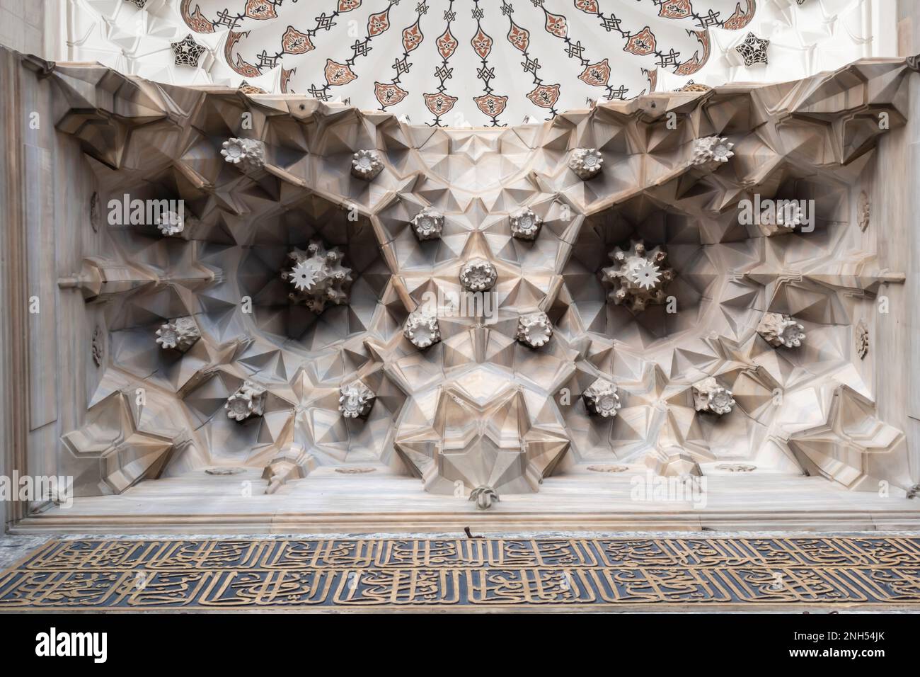 Dettaglio arredamento Moschea Süleymaniye. Una moschea imperiale ottomana situata sulla terza collina di Istanbul, Turchia. Architetto Mimar Sinan 16th ° secolo. Motivo OWL Foto Stock