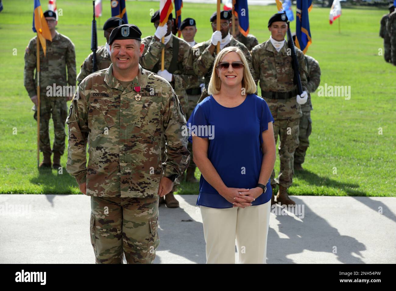 Chief Warrant Officer 5 Chris Cottrill, ex Chief Warrant Officer del comando, si trova con sua moglie, Kristin Cottrill, dopo essere stato presentato con la Legione del merito durante la cerimonia di cambio di responsabilità della Brigata dell'Aviazione 110th a Howze Parade Field, Fort Rucker, Alabama, 21 giugno 2022. Foto Stock