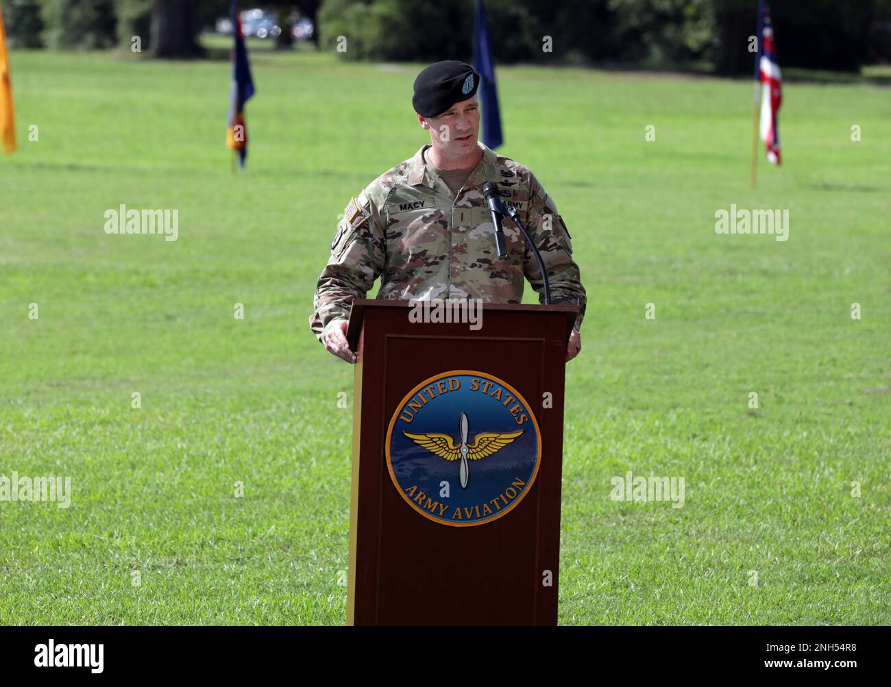 Chief Warrant Officer 5 Robert Macy, 110th Aviation Brigade Command Chief Warrant Officer, si rivolge alle sue truppe durante la cerimonia di cambio di responsabilità a Howze Parade Field, Fort Rucker, Alabama, 21 giugno 2022. Foto Stock