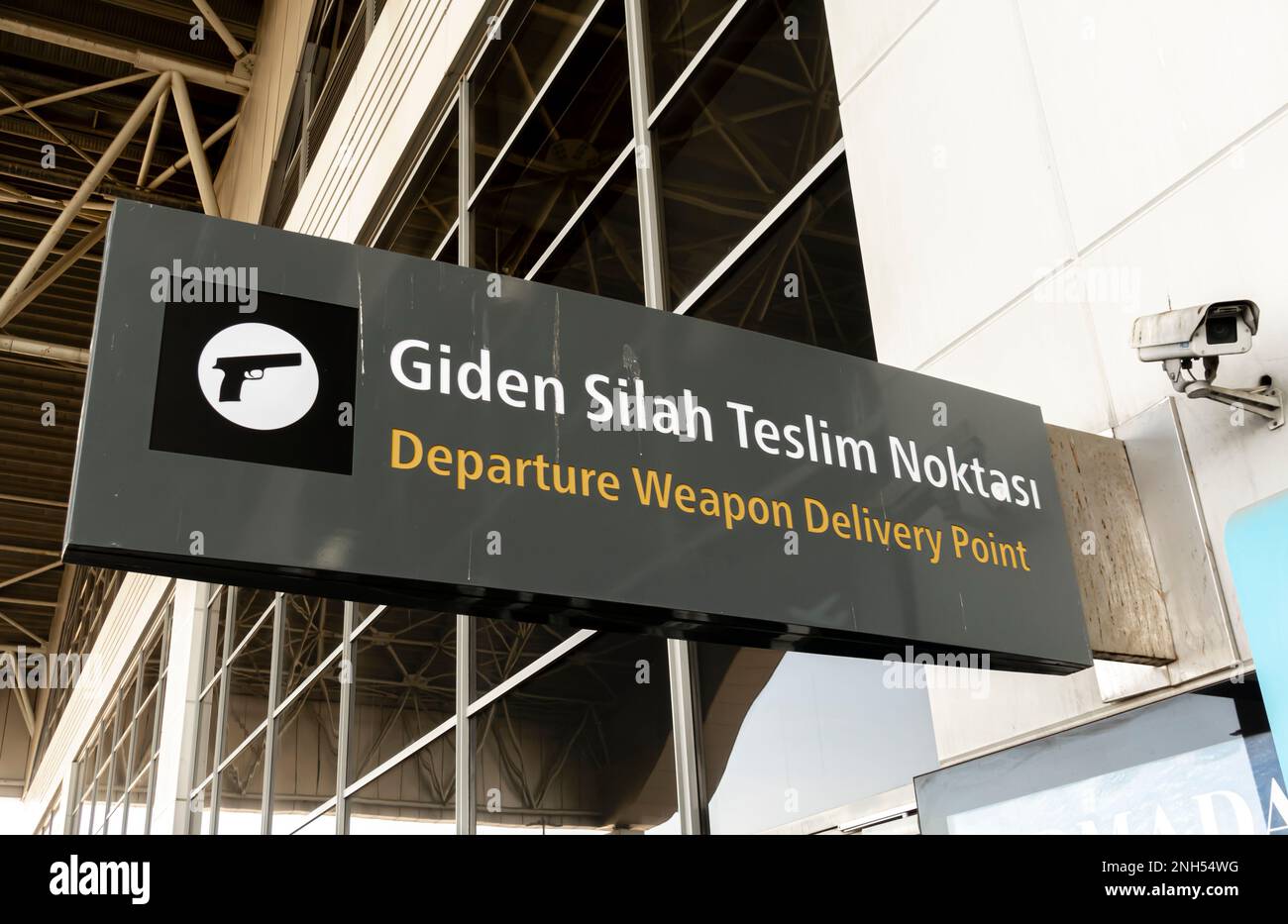 Segnale del punto di consegna delle armi di partenza, IST aeroporto Istanbul Turchia Foto Stock