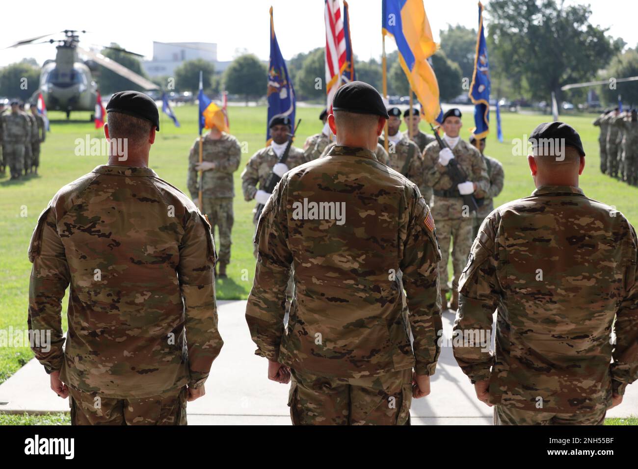 Chief Warrant Officer 5 Robert Macy, Comandante Chief Warrant Officer (CCWO), col. Michael Johnson, comandante della brigata, E Chief Warrant Officer 5 Chris Cottrill, CCWO uscente, inizia il tradizionale cambiamento di responsabilità durante la cerimonia di cambio di responsabilità della Brigata dell'Aviazione 110th all'Howze Parade Field, Fort Rucker, Alabama, 21 giugno 2022. Foto Stock