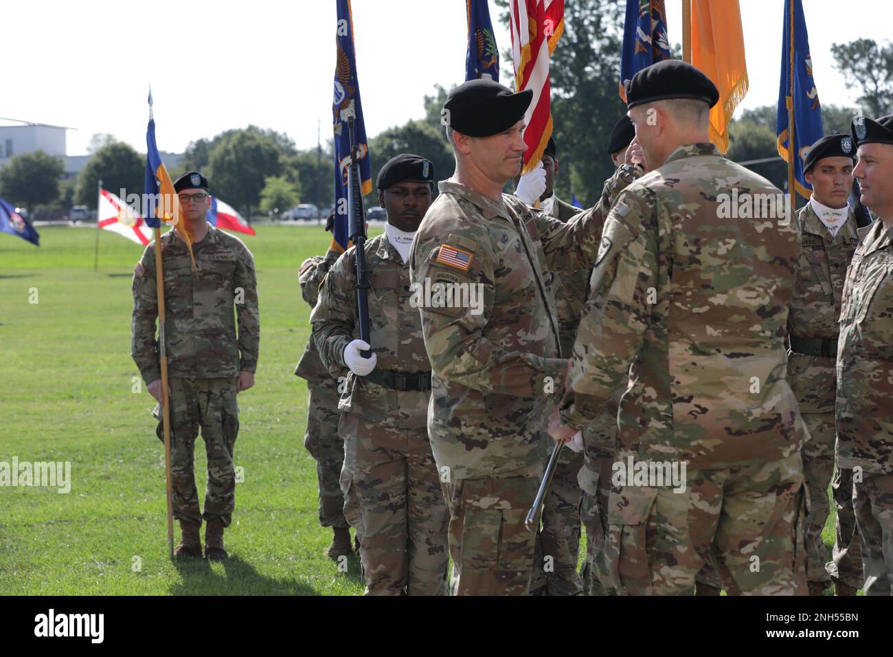 Michael Johnson, comandante della brigata, passa una sciabola al Chief Warrant Officer 5 Robert Macy, capo ufficiale del comando warrant, durante la cerimonia di cambio di responsabilità della brigata dell'aviazione 110th a Howze Parade Field, Fort Rucker, Alabama, 21 giugno 2022. Foto Stock