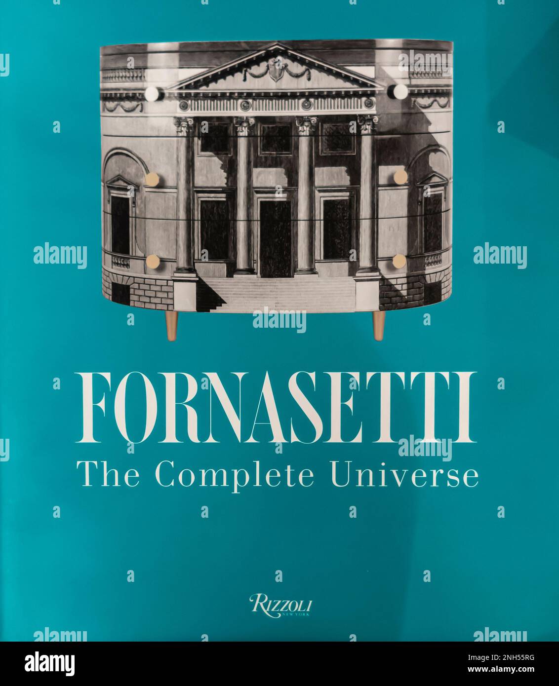 Fornasetti: Il libro completo dell'Universo di Mariuccia Casadio e Piero Fornasetti 2010 Foto Stock