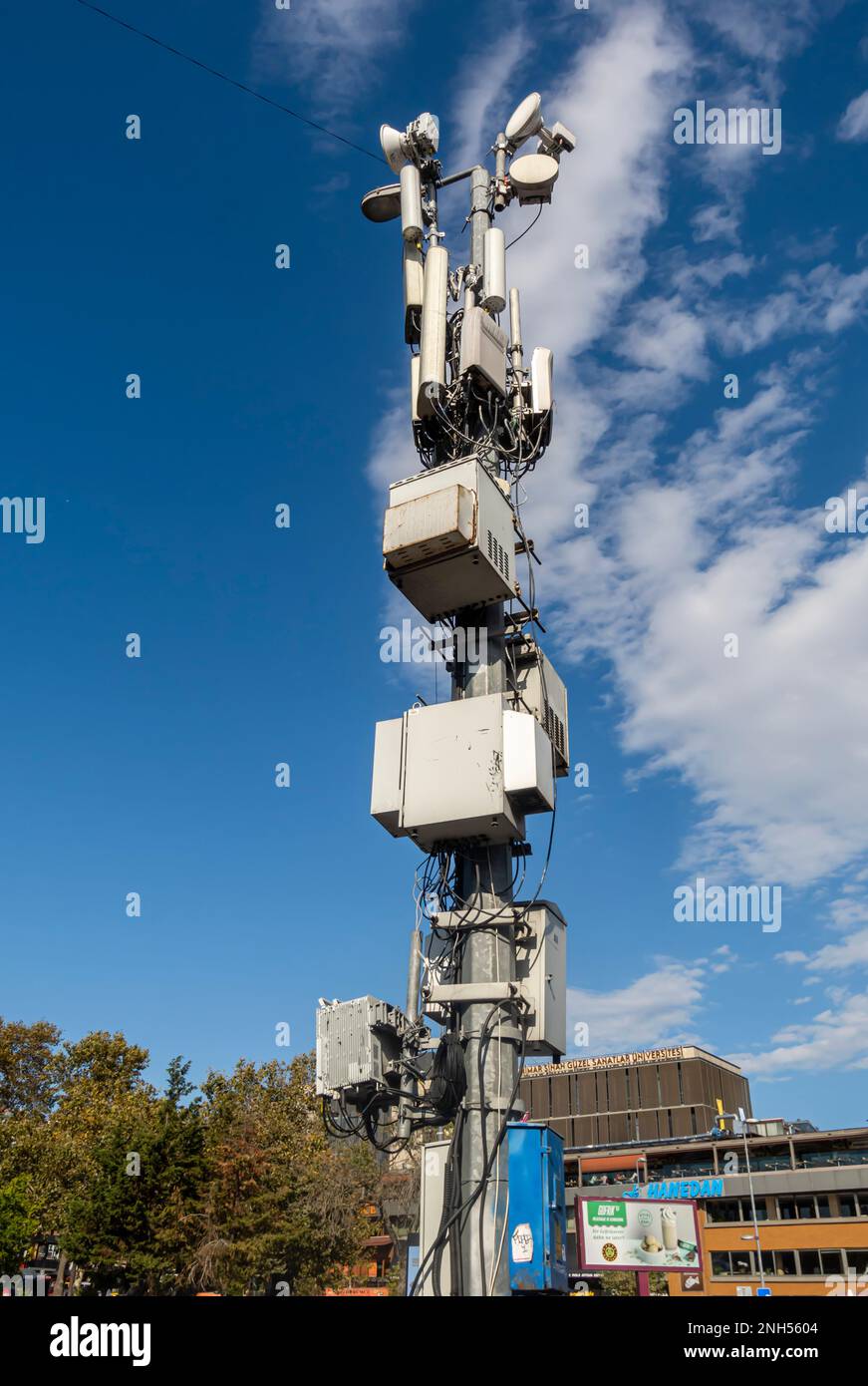 Antenna della torre cellulare di telecomunicazione contro il cielo blu. Comunicazione wireless Internet mobile. Istanbul Turchia Foto Stock