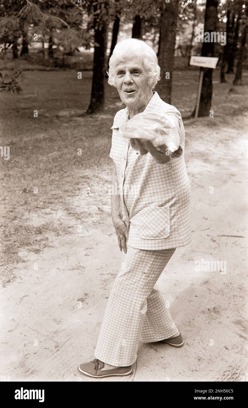 La madre di Jimmy carter, Lillian carter - affettuosamente chiamato 'Miz Lillian' porta due panini a casa dei candidati a Plains, Georgia. In questo giorno, il candidato carter ospitava l'ex astronauta e il senatore americano John Glenn. Carter intervistava potenziali vicepresidenti che correvano i compagni di corsa quella settimana. "Miz Lillian ha condiviso di non essere stata invitata alla riunione, ma era sicura che i due uomini avrebbero fame quando si avvicinava mezzogiorno”. Besider- ho appena dovuto incontrare quel bell'uomo spaziale che ha detto con un lancetto. Foto Stock