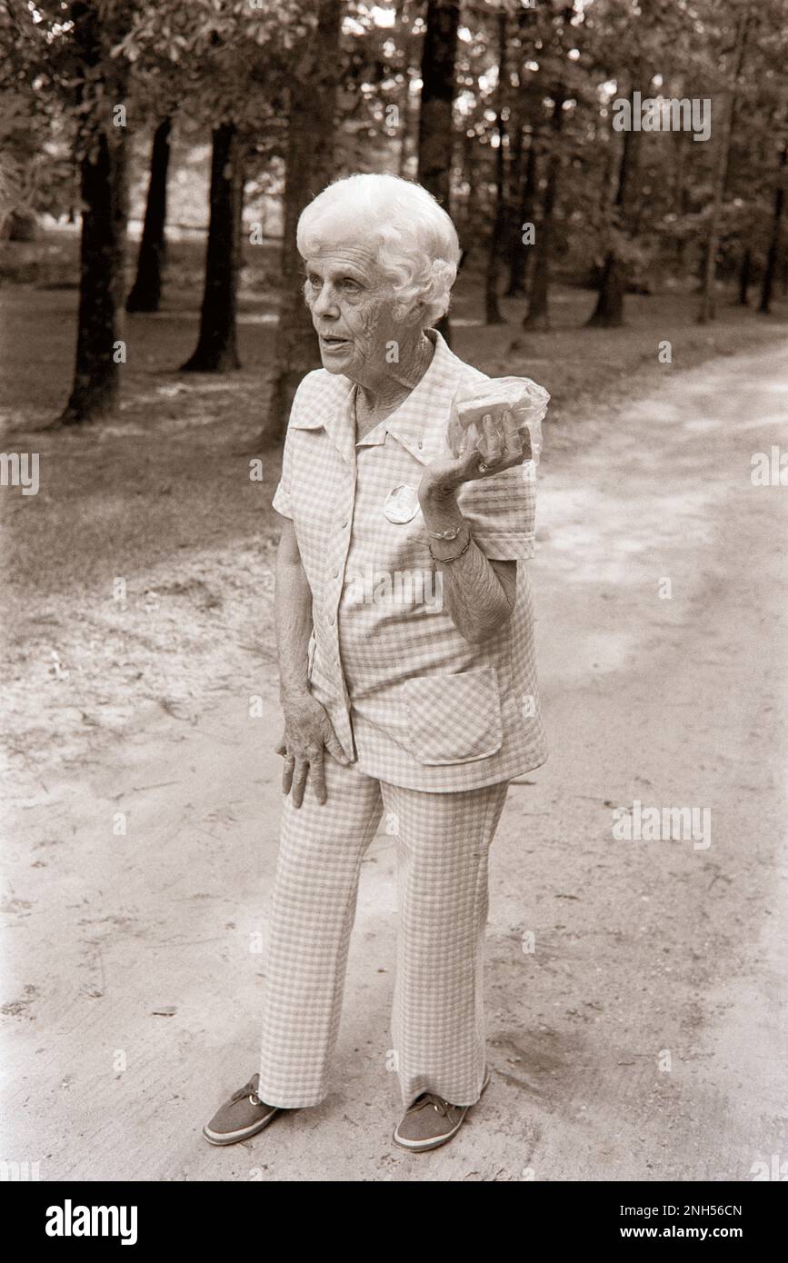 La madre di Jimmy carter, Lillian carter - affettuosamente chiamato 'Miz Lillian' porta due panini a casa dei candidati a Plains, Georgia. In questo giorno, il candidato carter ospitava l'ex astronauta e il senatore americano John Glenn. Carter intervistava potenziali vicepresidenti che correvano i compagni di corsa quella settimana. "Miz Lillian ha condiviso di non essere stata invitata alla riunione, ma era sicura che i due uomini avrebbero fame quando si avvicinava mezzogiorno”. Besider- ho appena dovuto incontrare quel bell'uomo spaziale che ha detto con un lancetto. Foto Stock