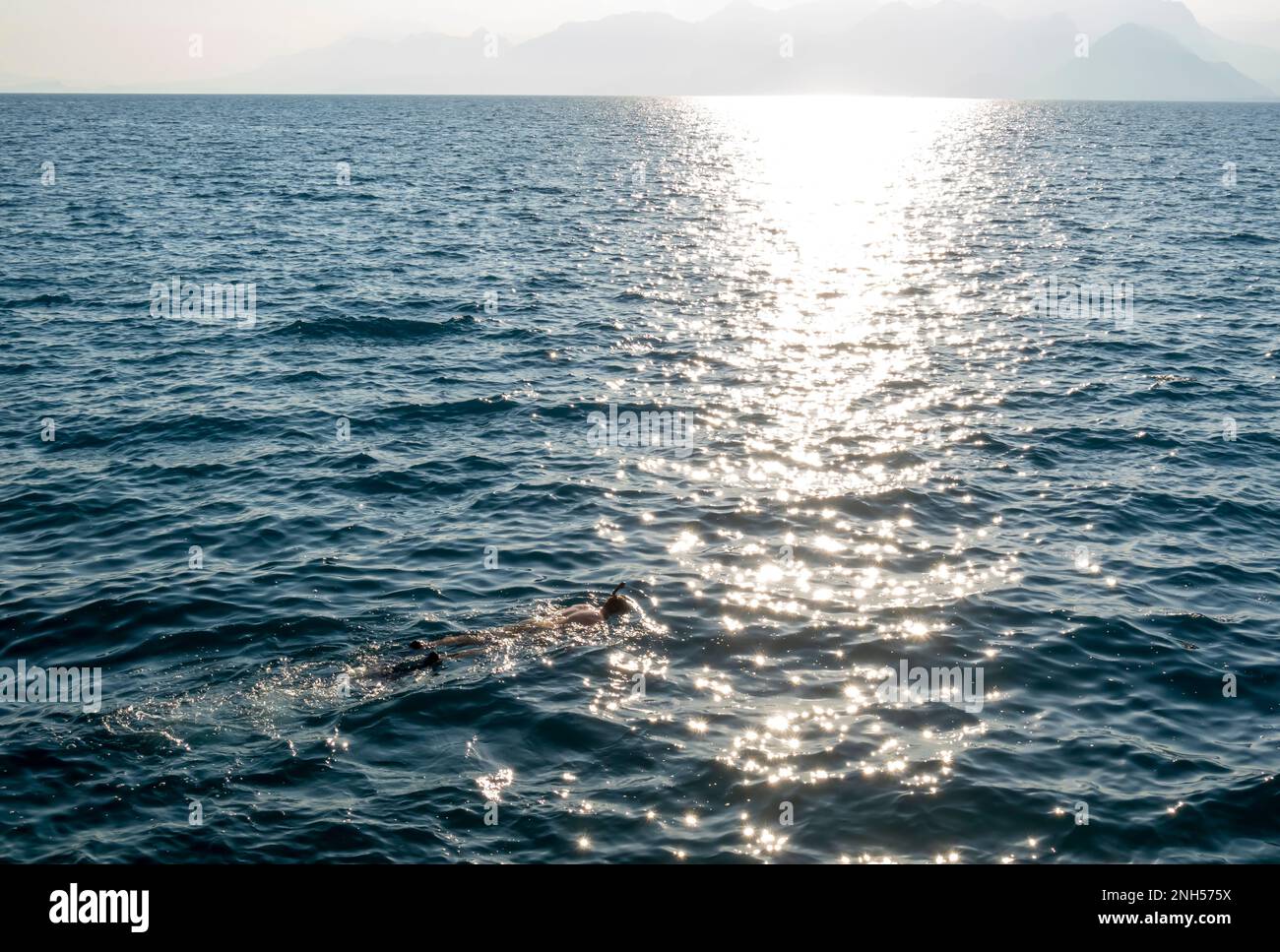 Antalya turismo: Subacqueo nuoto in acque di Antalya. Turchia. Tramonto nuoto in Turchia Foto Stock