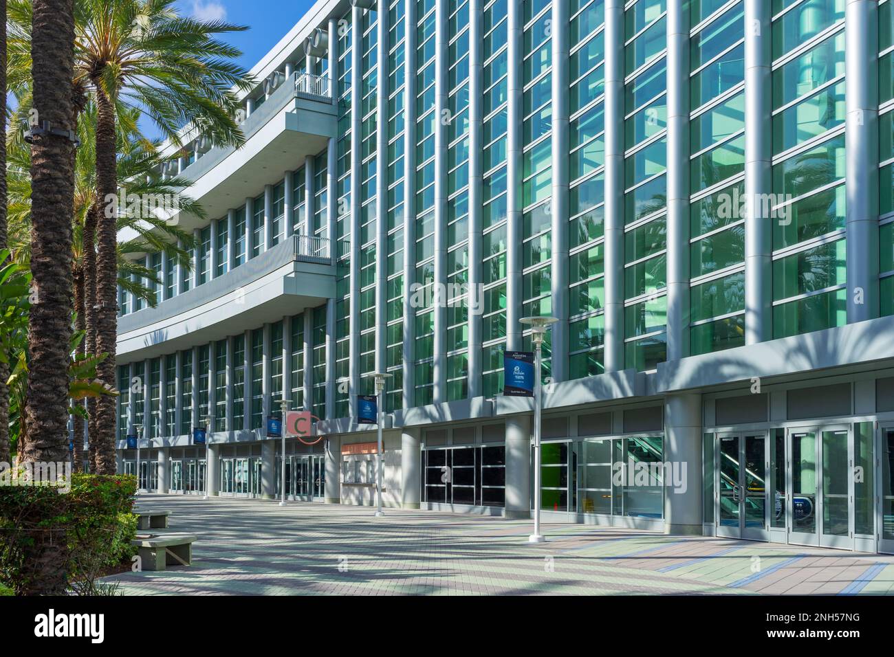 Anaheim, CA, USA – 1 novembre 2022: Edificio esterno dell'Anaheim Convention Center situato nella città di Anaheim, California. Foto Stock