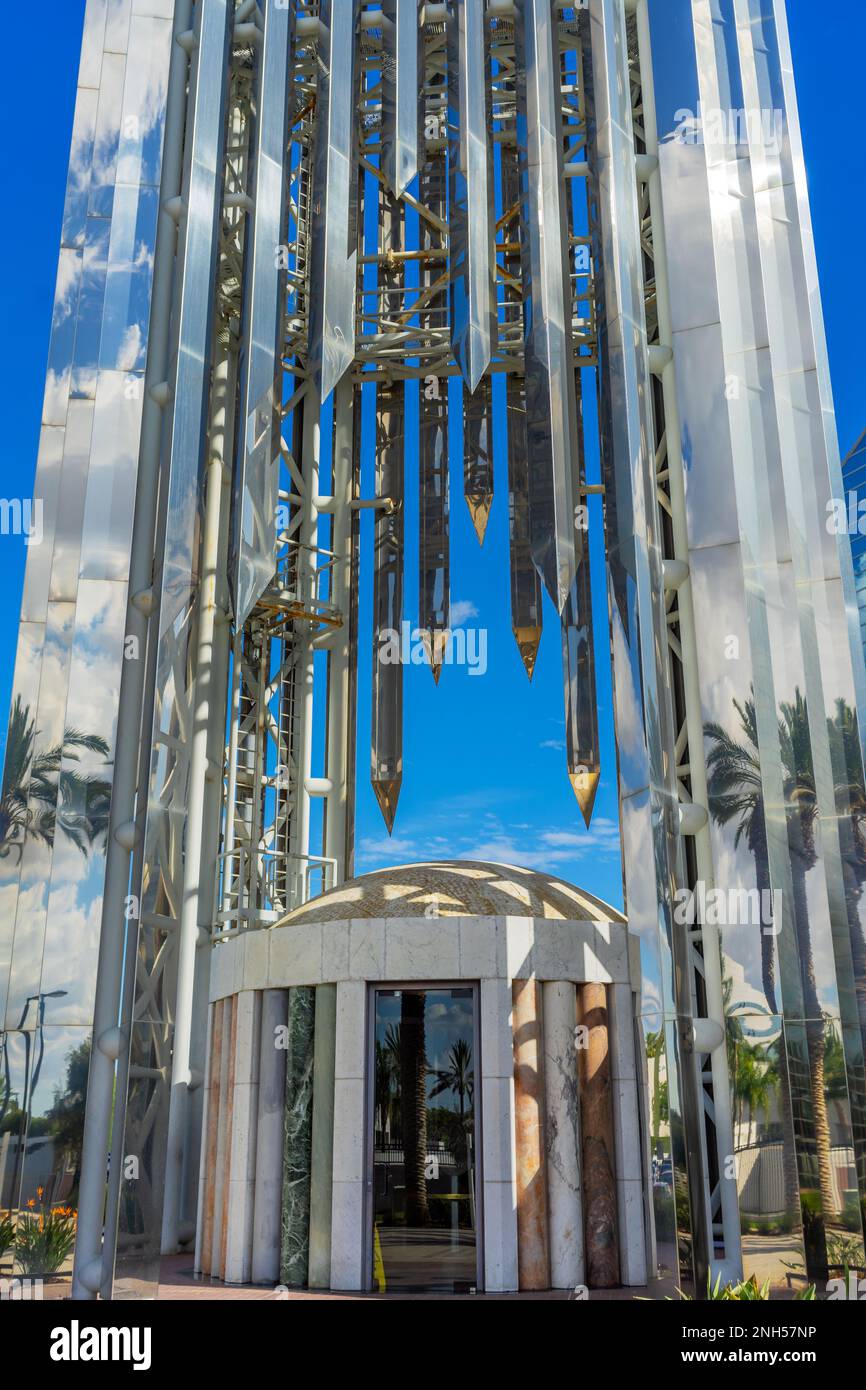 Garden Grove, CA, USA – 2 novembre 2022: La Mary Hood Prayer Chapel si trova sotto la Crean Tower presso la Christ Cathedral, ex Crystal Cathedral in Georgia Foto Stock