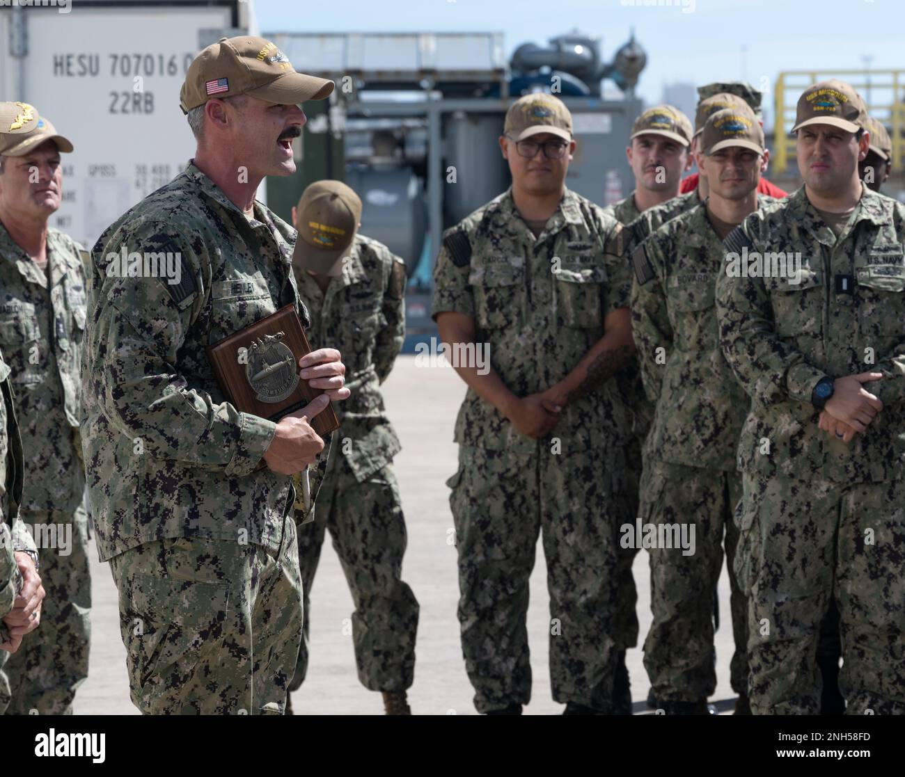 220621-N-LN285-2122 BASE COMUNE PEARL HARBOR-HICKAM (21 giugno 2022) – il capitano David Henley, capo della barca, si rivolge all'equipaggio del sottomarino ad attacco rapido di classe Virginia USS Missouri (SSN 780) Dopo la presentazione del Master Chief Hugh McCracken Leadership Award al Chief Petty Officers Mess della USS Missouri (SSN 780), 21 giugno 2022. Ogni anno, Comandante, Submarine Force Atlantic (COMSUBLANT) e COMSUBPAC riconoscono due capi top mess per costa. Un sottomarino ad attacco rapido e un sottomarino missilistico balistico, o sottomarino missilistico guidato, sono valutati e. Foto Stock