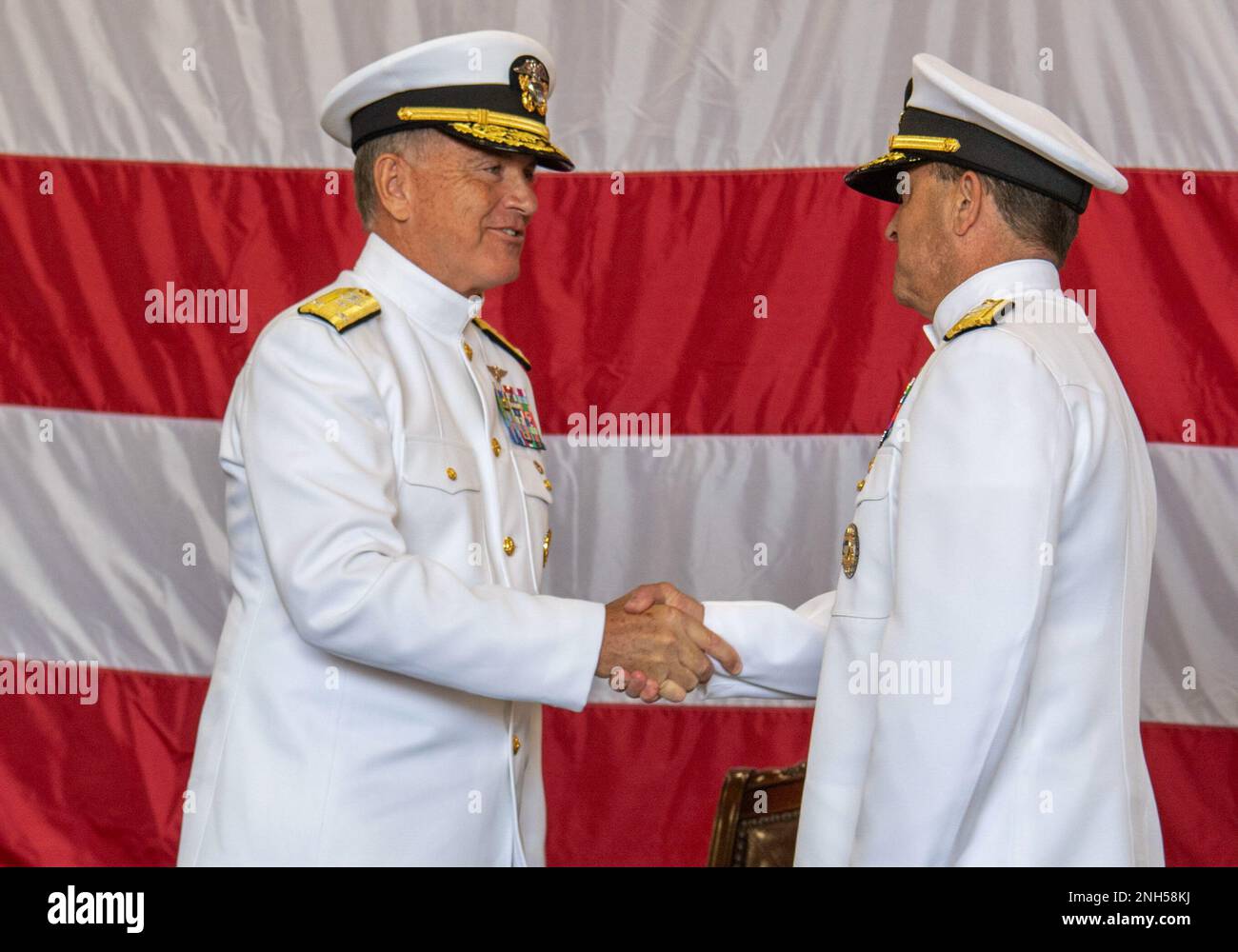 220622-N-MJ302-1116 SAN DIEGO (21 giugno 2022) il Vice ADM Michael Boyle, comandante, U.S. 3rd Fleet, si congratula con l'ADM posteriore Joseph Cahill durante la cerimonia di cambio di comando del Gruppo Carrier Strike (CSG) 15 a bordo della portaerei USS Nimitz (CVN 68). Cahill assunse il comando dell'ADM posteriore James Kirk. Foto Stock