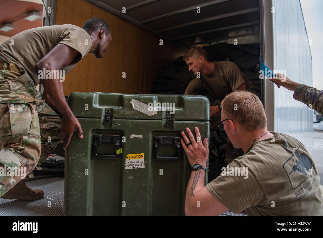 STATI UNITI I paracadutisti dell'esercito con 1st battaglione, 503rd reggimento di fanteria aerea e 4th battaglione, 319th reggimento di artiglieria aerea, 173rd Brigata aerea carica un camion in preparazione di un'operazione aerea di entrata forzata congiunta come parte del Leone africano 22 alla base aerea di Aviano, 21 giugno 2022. African Lion 2022 è statunitense L'esercizio annuale più grande, Premier, congiunto del comando Africa, ospitato da Marocco, Ghana, Senegal e Tunisia, dal 6 al 30 giugno. Più di 7.500 partecipanti provenienti da 28 nazioni e dalla NATO si allenano insieme con l'attenzione a migliorare la preparazione per le forze nazionali degli Stati Uniti e dei partner. AL22 è un giunto tutto Foto Stock