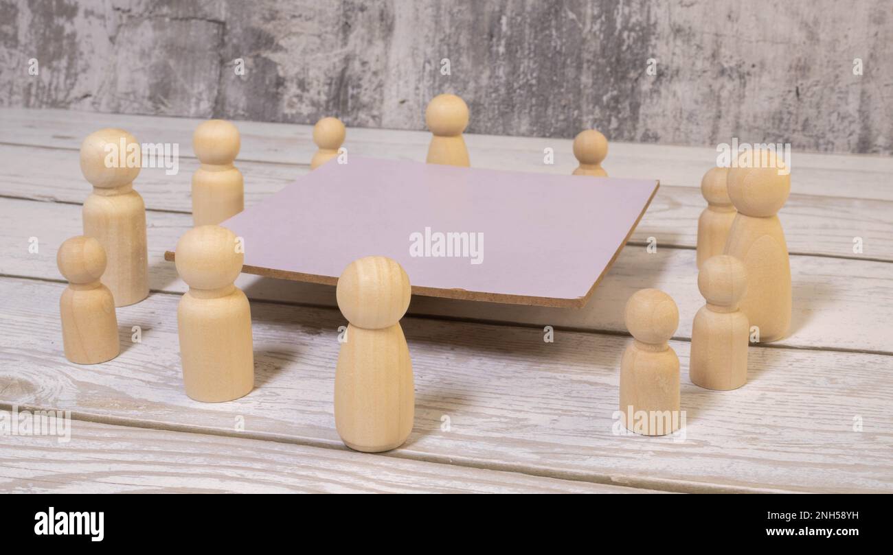 Persone multietniche che lavorano su dispositivi digitali intorno A Un tavolo. Foto Stock