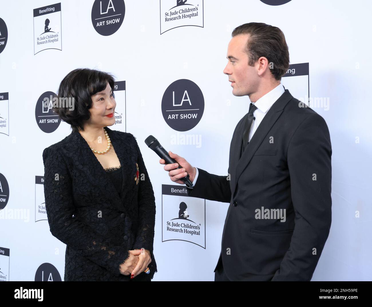 Los Angeles, California, Stati Uniti. 19th febbraio, 2023. Lydia Hong Chen, una cantante famosa in Cina, è intervistata dal conduttore del LABA, Maxwell Gobbell al LA Art Show 2023 al Los Angeles Convention Center di Los Angeles, California. Credito: Sheri Determan Foto Stock