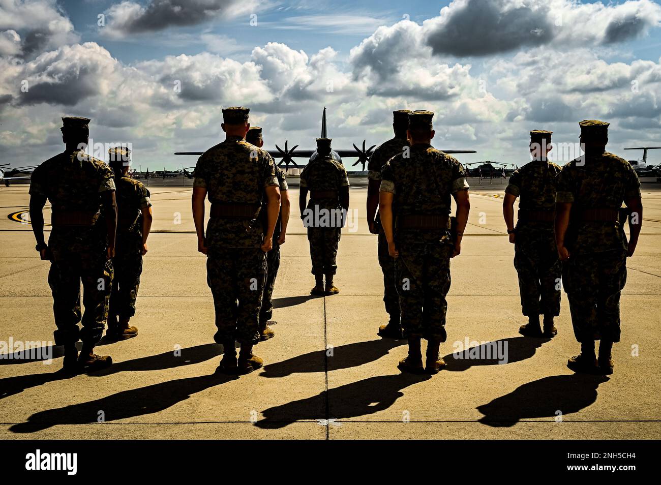 STATI UNITI Corpo marino. marines assegnato a Marine Aircraft Group 49 stand at Attention durante una cerimonia di soccorso e di appuntamento il 17 luglio 2022 presso la Joint base McGuire Dix Lakehurst, N.J. Il soccorso e la nomina sono una tradizione militare che rappresenta un trasferimento formale di autorità e responsabilità per un'unità da un funzionario non commissionato ad un altro. La missione di MAG 49 è organizzare, addestrare e dotare squadroni pronti per il combattimento per aumentare e rafforzare le forze marine attive in tempo di guerra, emergenza nazionale, o operazioni di emergenza, e per fornire personale e assalli Foto Stock